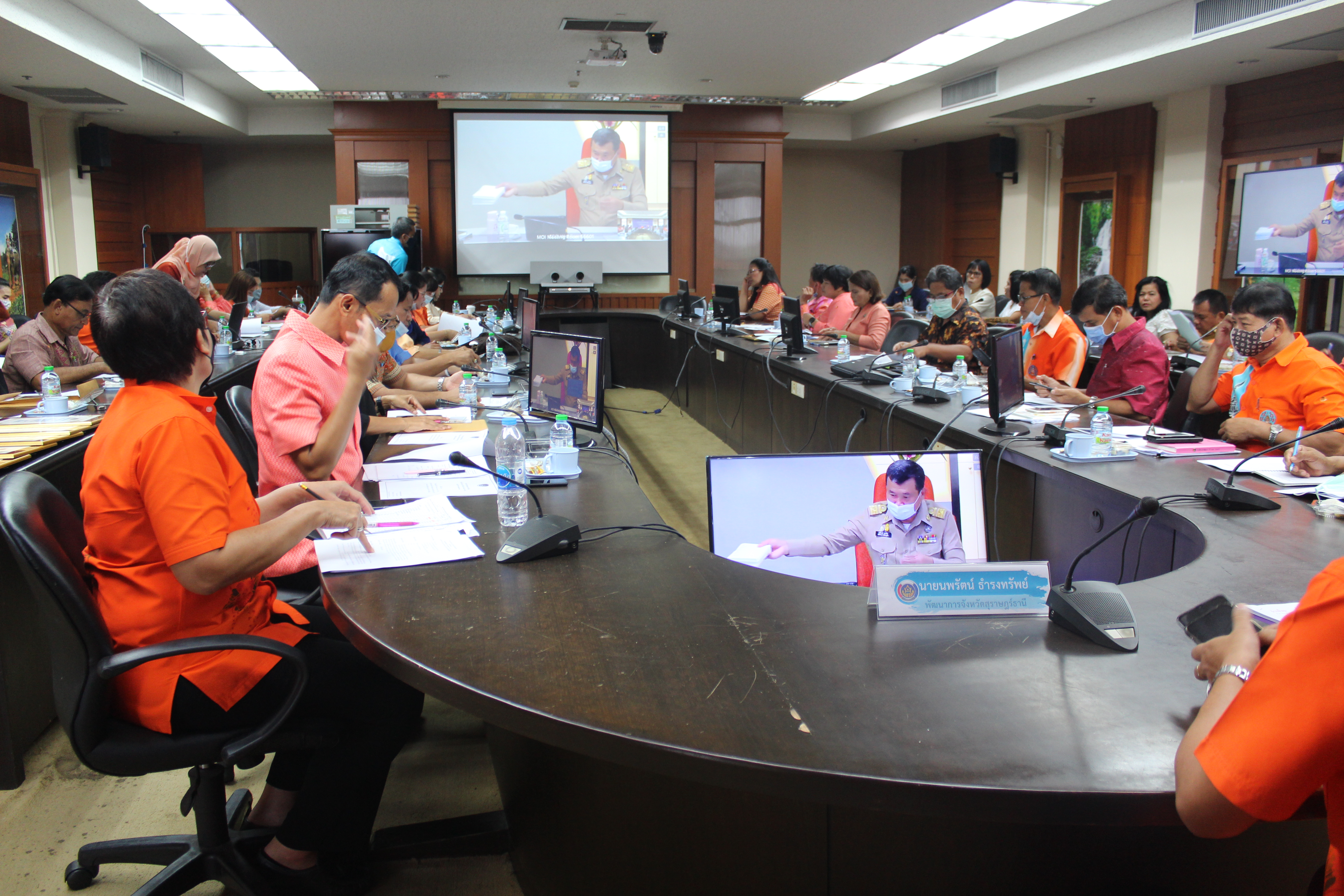 พช.สุราษฎร์ธานี  รับฟังการประชุมกรมการพัฒนาชุมชน ครั้งที่ 8/2563 ผ่านระบบวีดิทัศน์ทางไกล