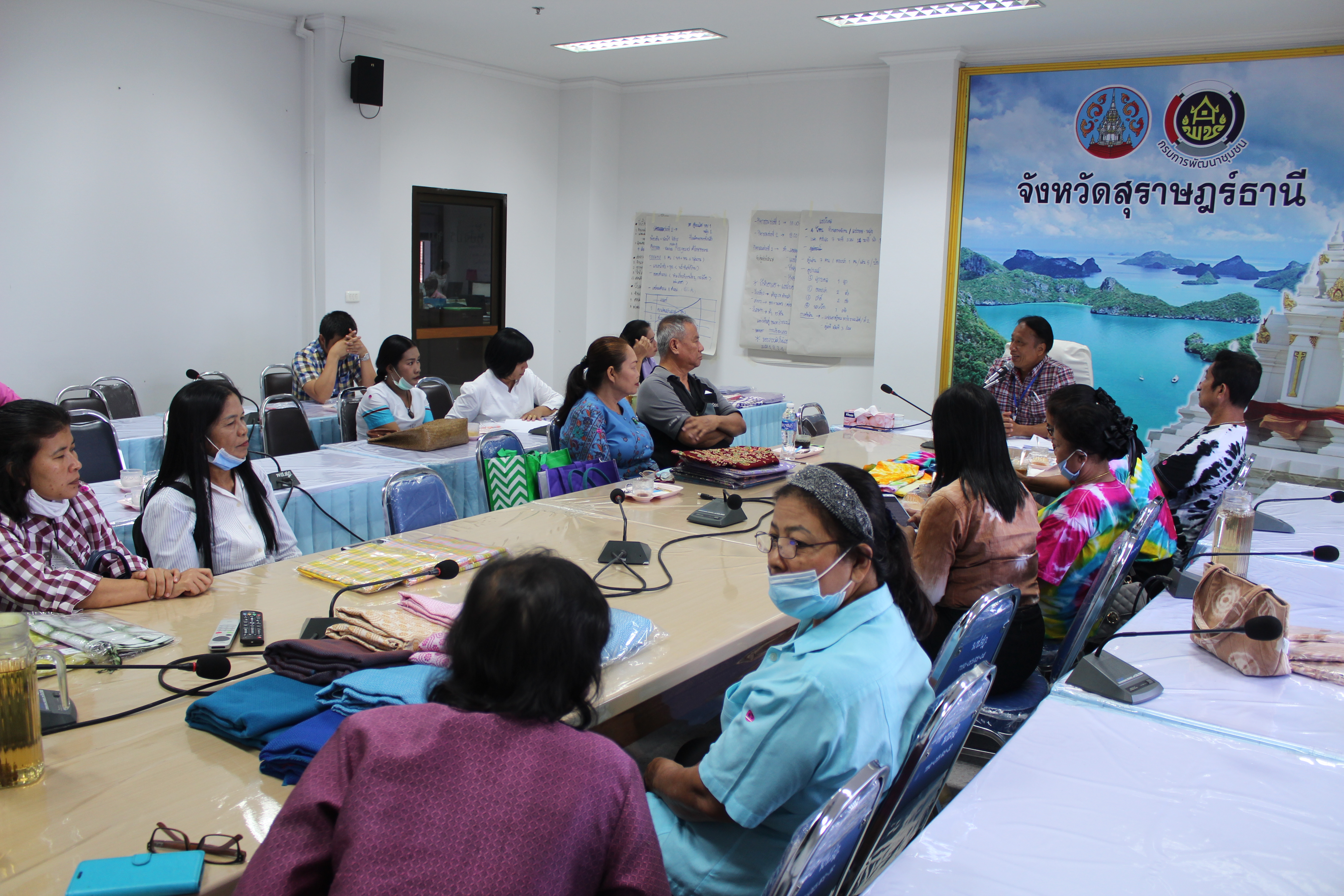 พช.สุราษฎร์ธานี เดินหน้าสืบสานอนุรักษ์ศิลป์ผ้าถิ่นไทย ดำรงไว้ในแผ่นดิน