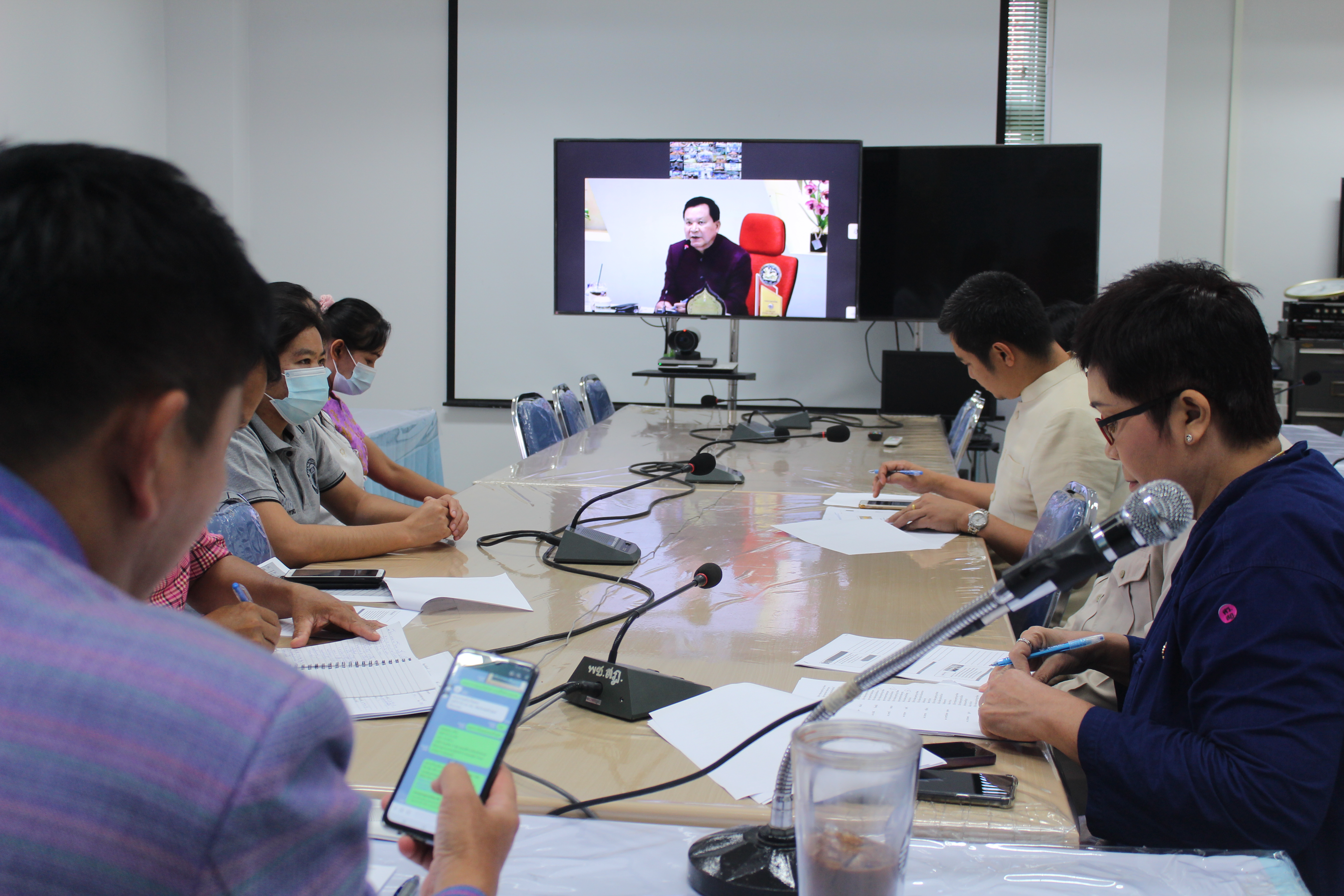 พช.สุราษฎร์ธานี  รับฟังการประชุมผ่านระบบวีดีทัศน์ทางไกล
