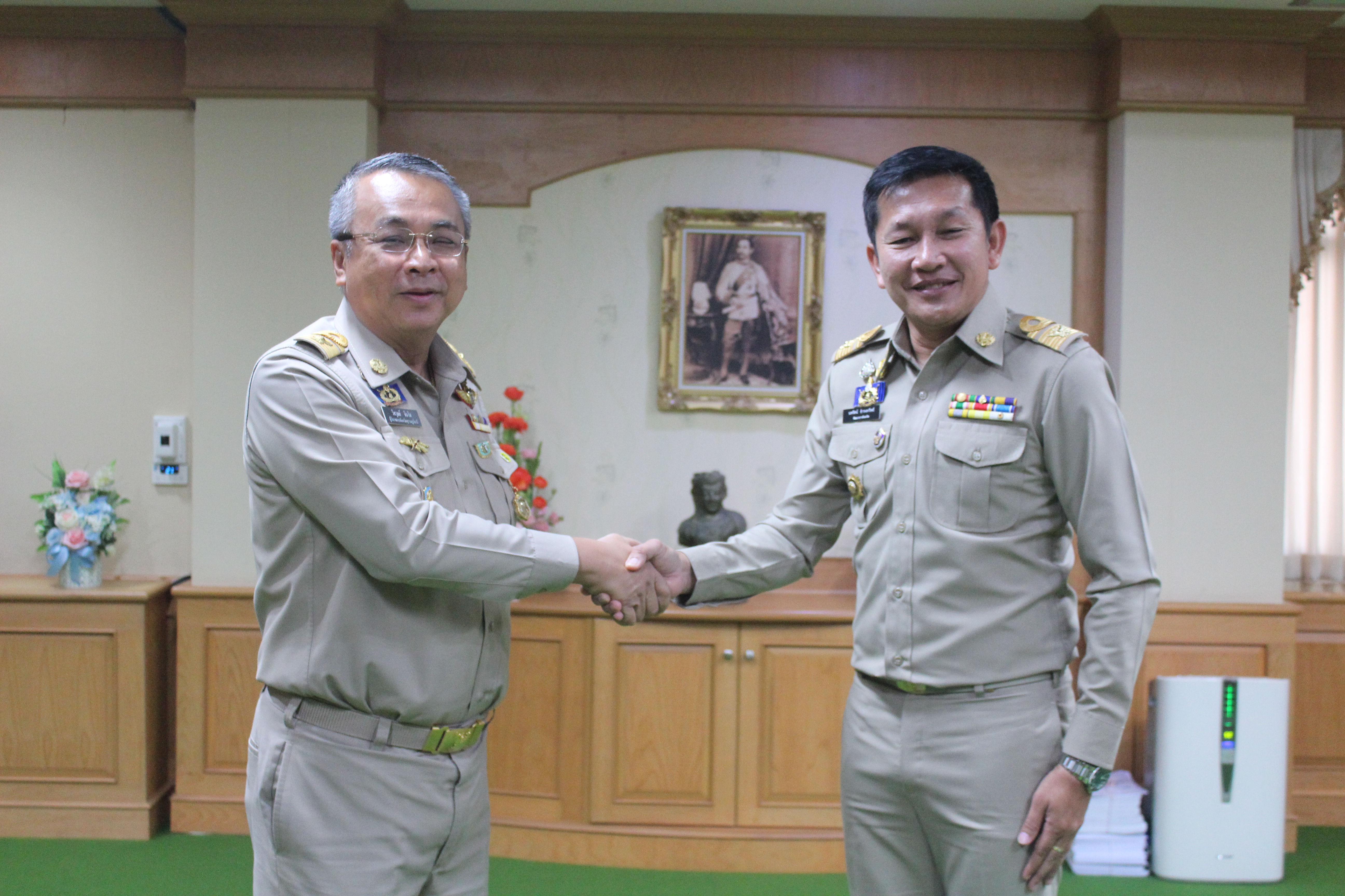 นายวิชวุทย์ จินโต ผู้ว่าราชการจังหวัดสุราษฎร์ธานี  ประดับเครื่องหมาย “รักษาดินแดนยิ่งชีพ” แด่พัฒนาการจังหวัดราษฎร์ธานี