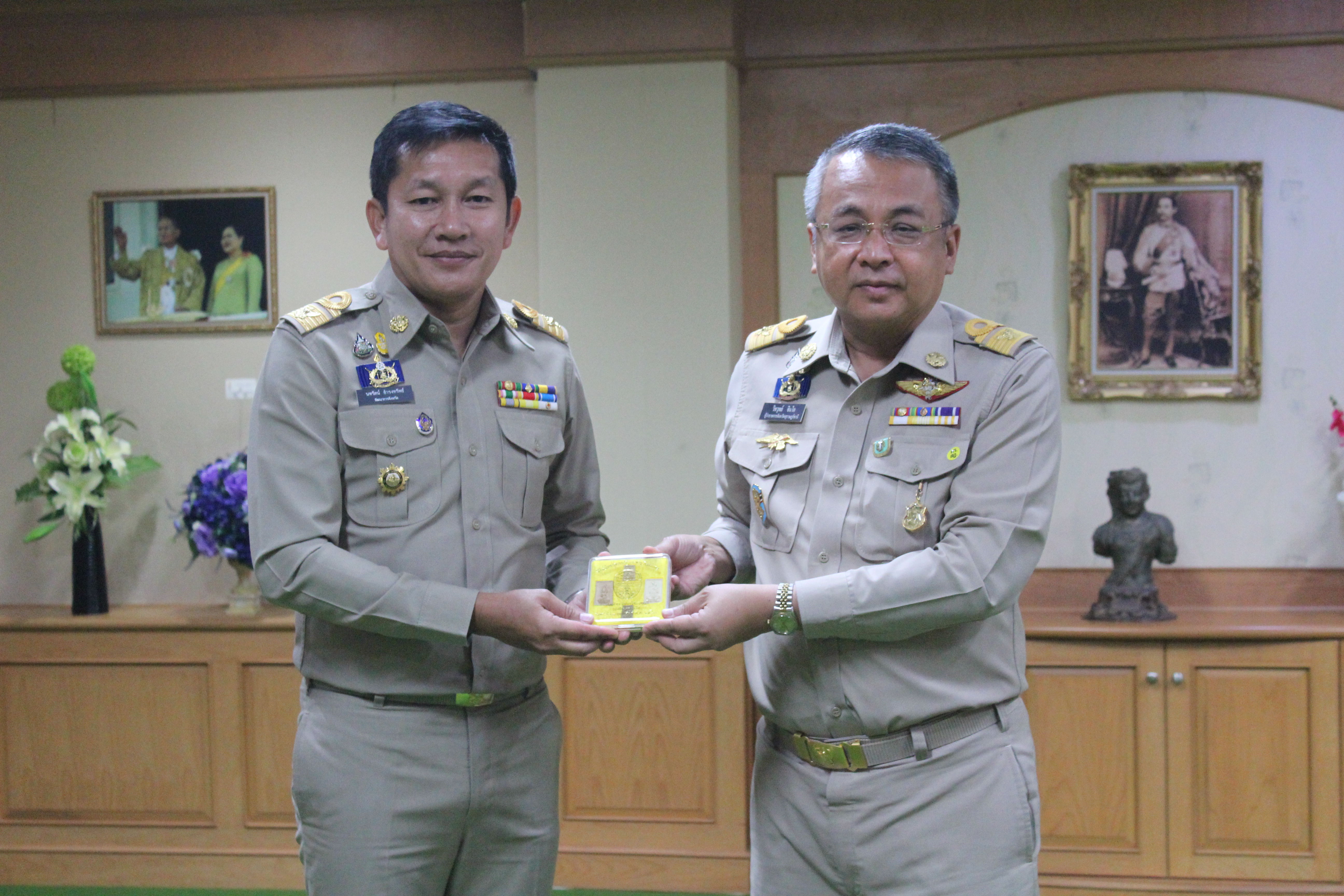 นายวิชวุทย์ จินโต ผู้ว่าราชการจังหวัดสุราษฎร์ธานี  ประดับเครื่องหมาย “รักษาดินแดนยิ่งชีพ” แด่พัฒนาการจังหวัดราษฎร์ธานี