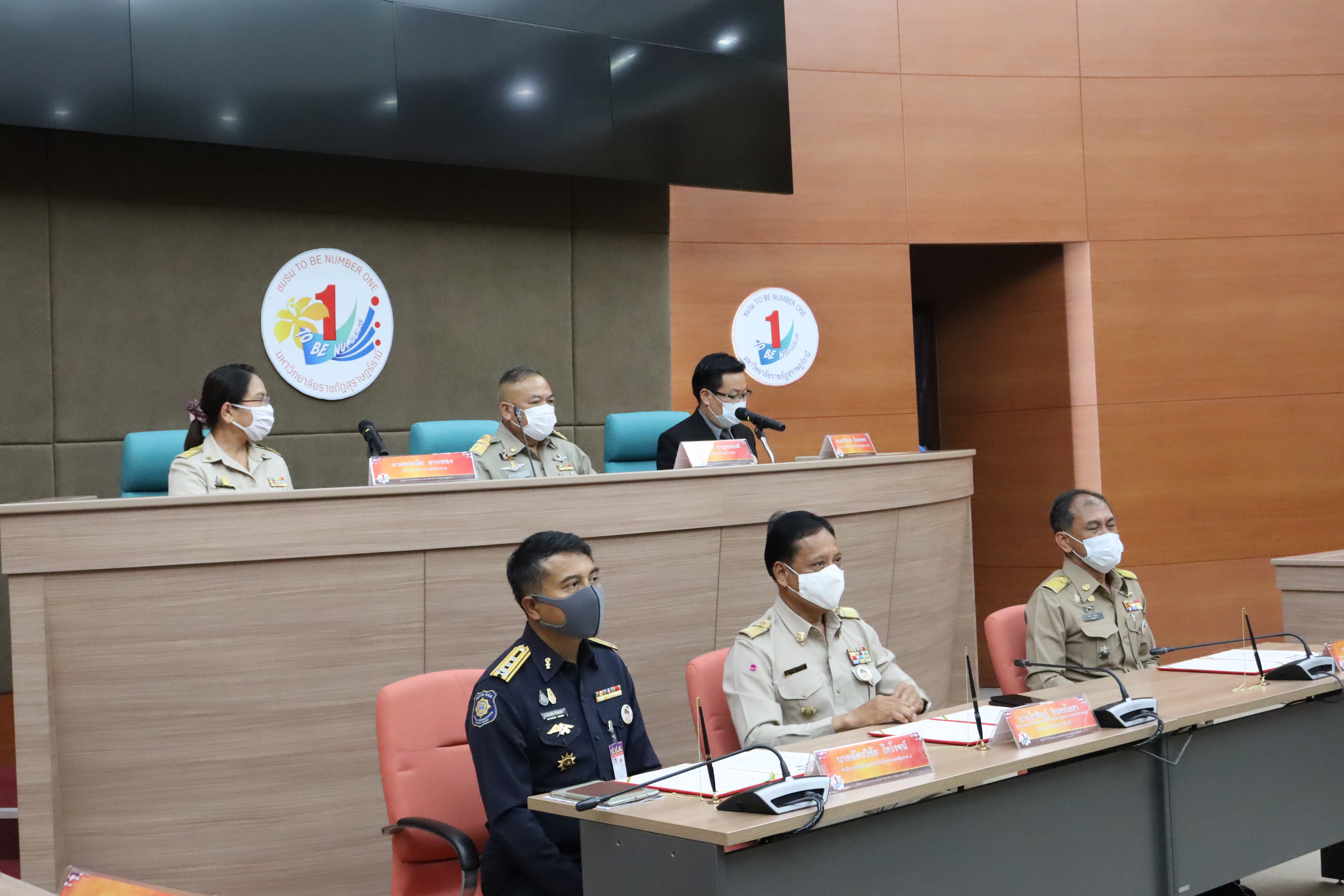 พัฒนาชุมชนจังหวัดสุราษฎร์ธานี จัดพิธีลงนามความร่วมมือโครงการ TO BE NUMBER ONE และวิศวกรสังคม