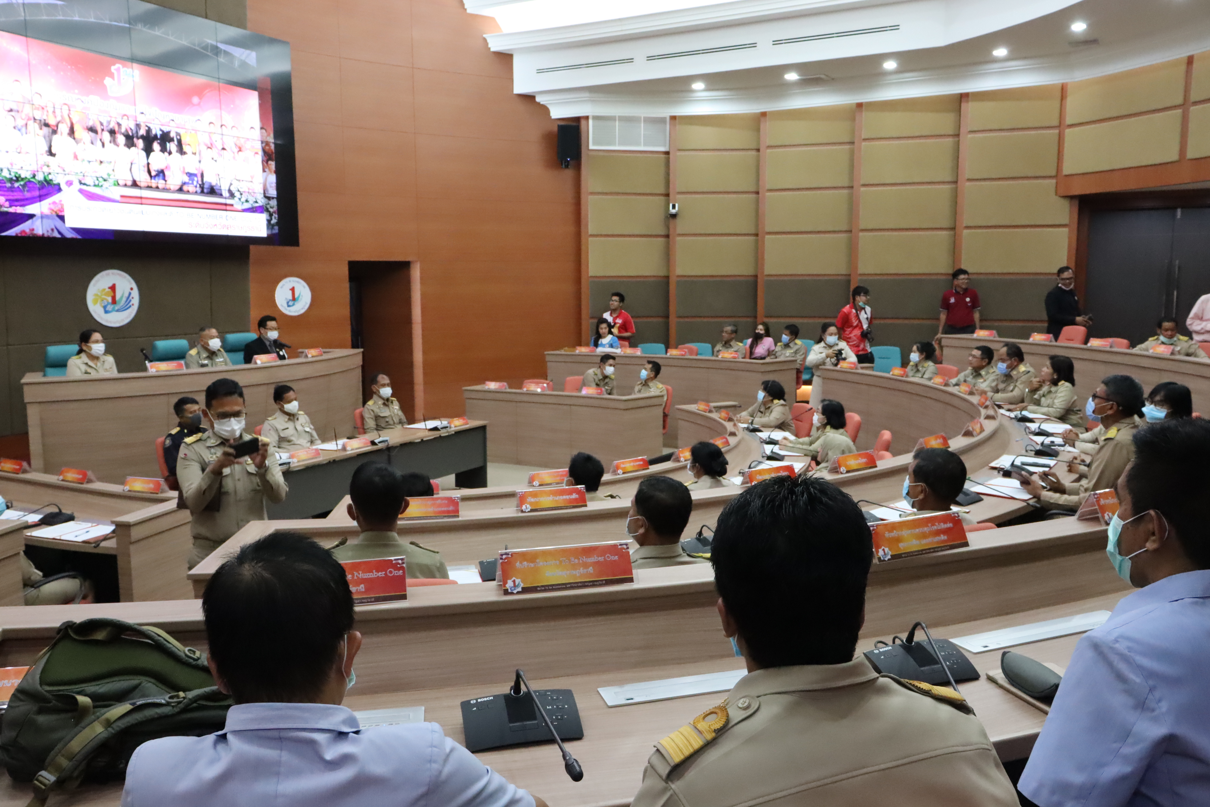 พัฒนาชุมชนจังหวัดสุราษฎร์ธานี จัดพิธีลงนามความร่วมมือโครงการ TO BE NUMBER ONE และวิศวกรสังคม