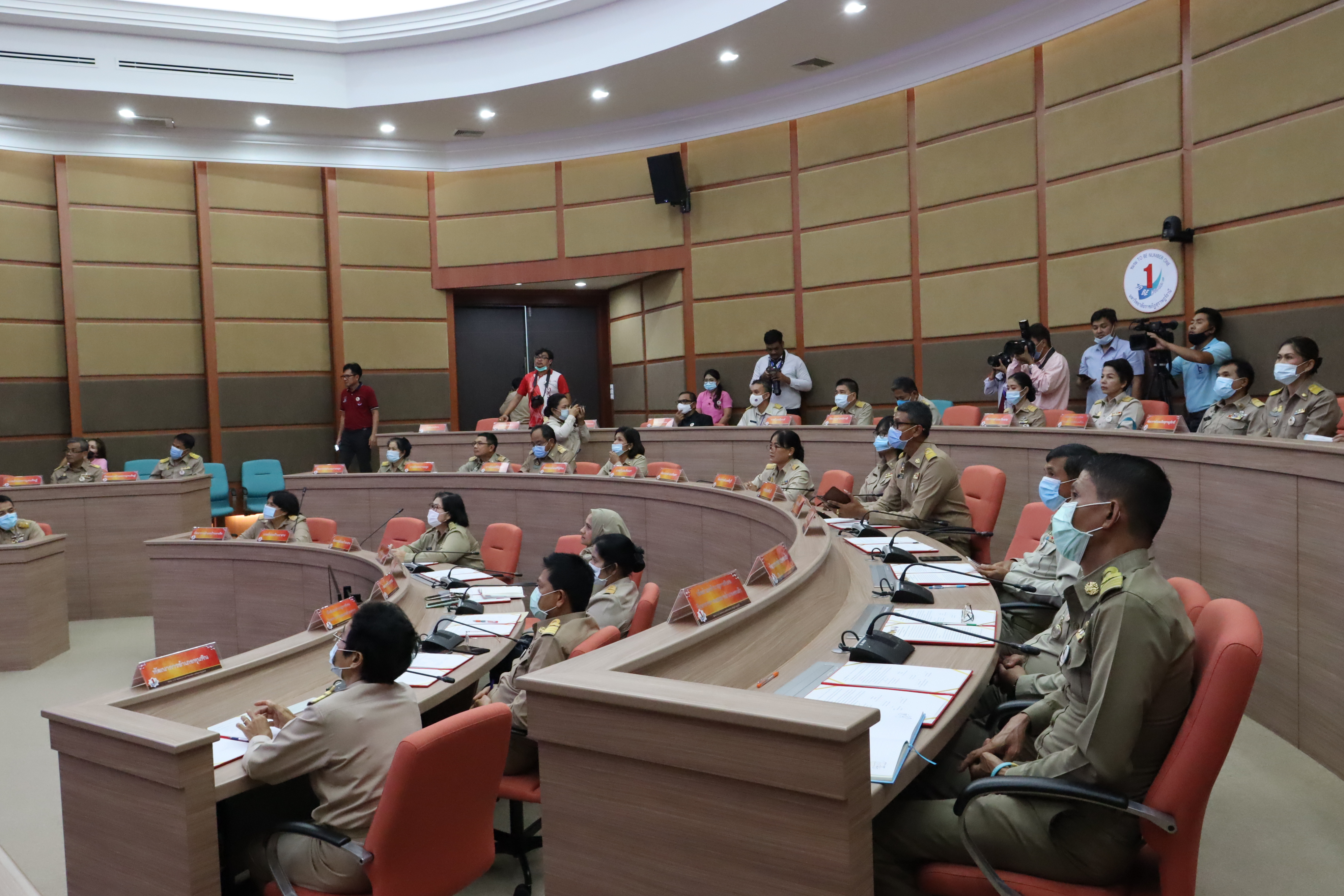 พัฒนาชุมชนจังหวัดสุราษฎร์ธานี จัดพิธีลงนามความร่วมมือโครงการ TO BE NUMBER ONE และวิศวกรสังคม