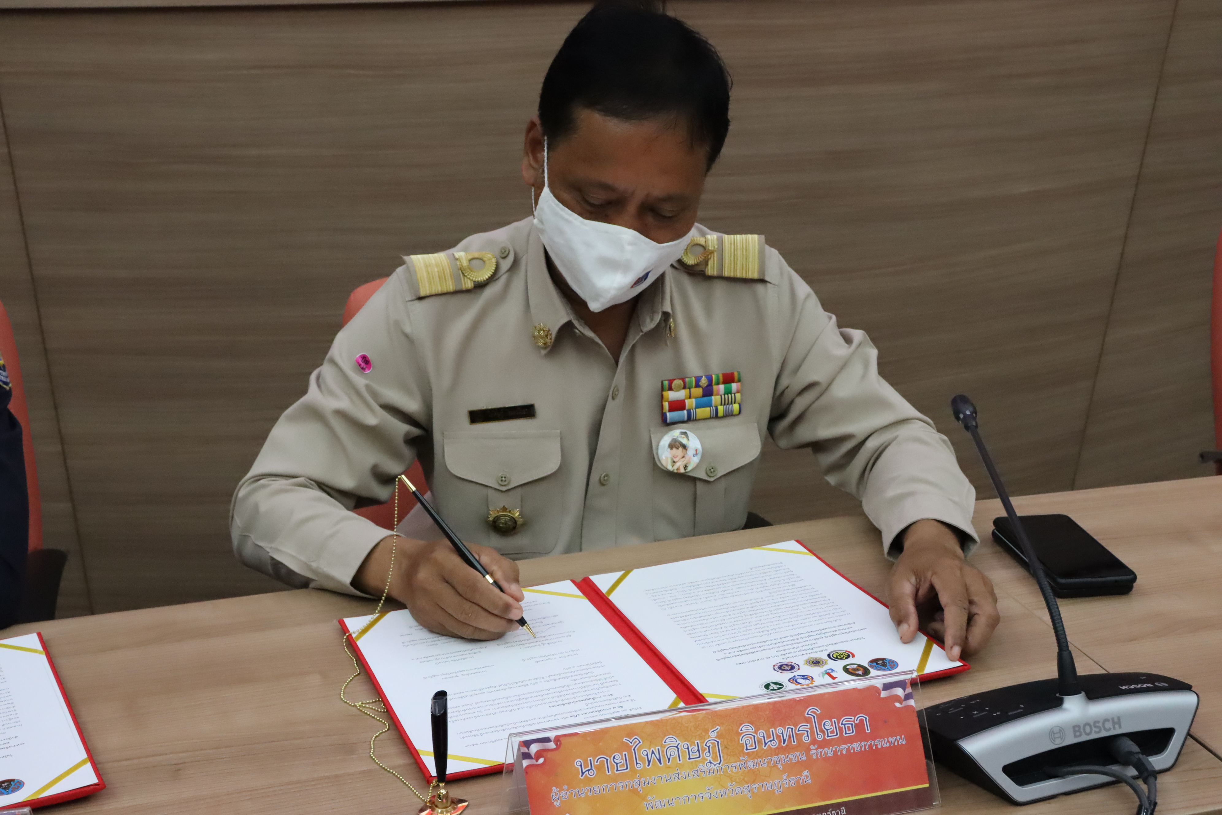 พัฒนาชุมชนจังหวัดสุราษฎร์ธานี จัดพิธีลงนามความร่วมมือโครงการ TO BE NUMBER ONE และวิศวกรสังคม