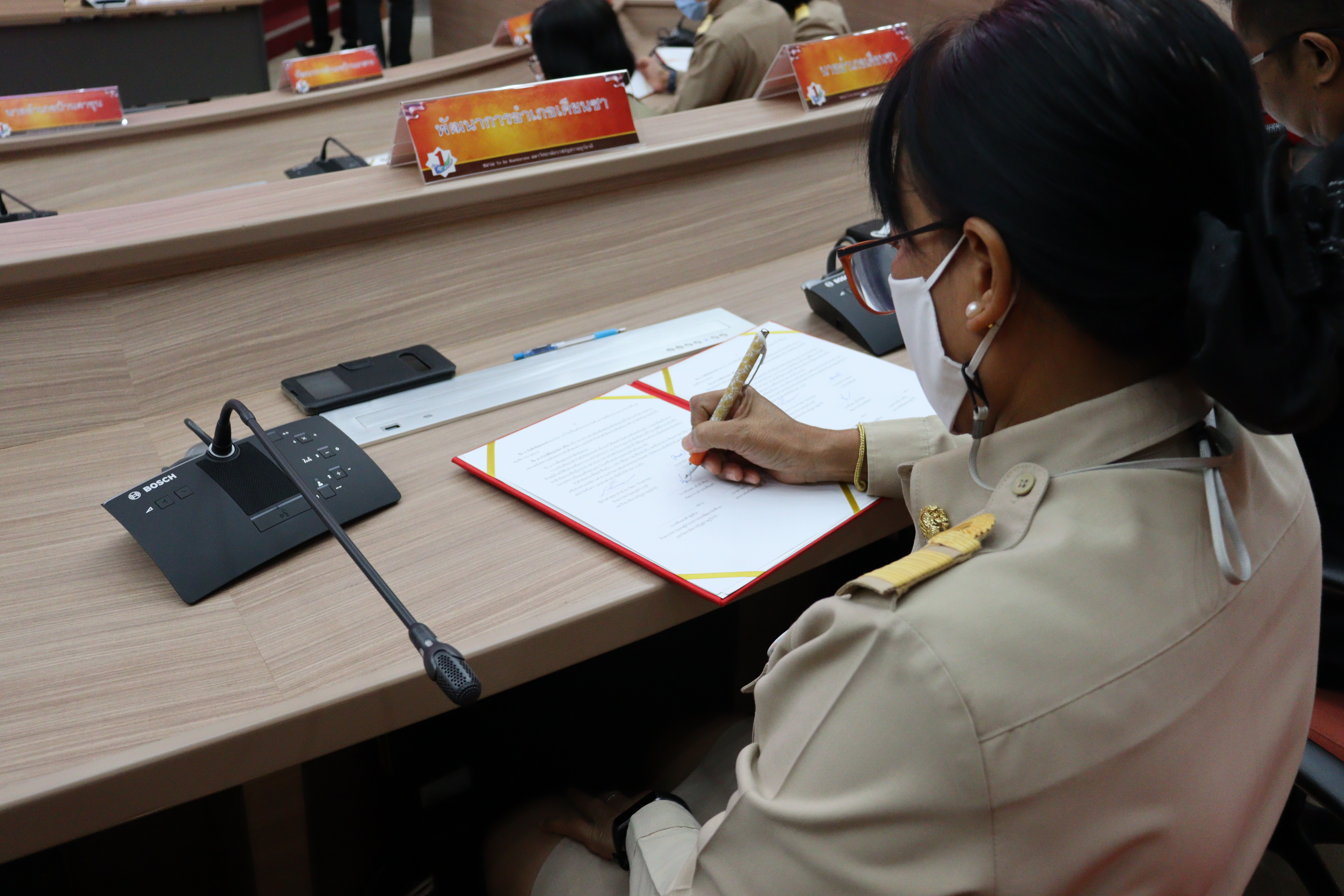 พัฒนาชุมชนจังหวัดสุราษฎร์ธานี จัดพิธีลงนามความร่วมมือโครงการ TO BE NUMBER ONE และวิศวกรสังคม