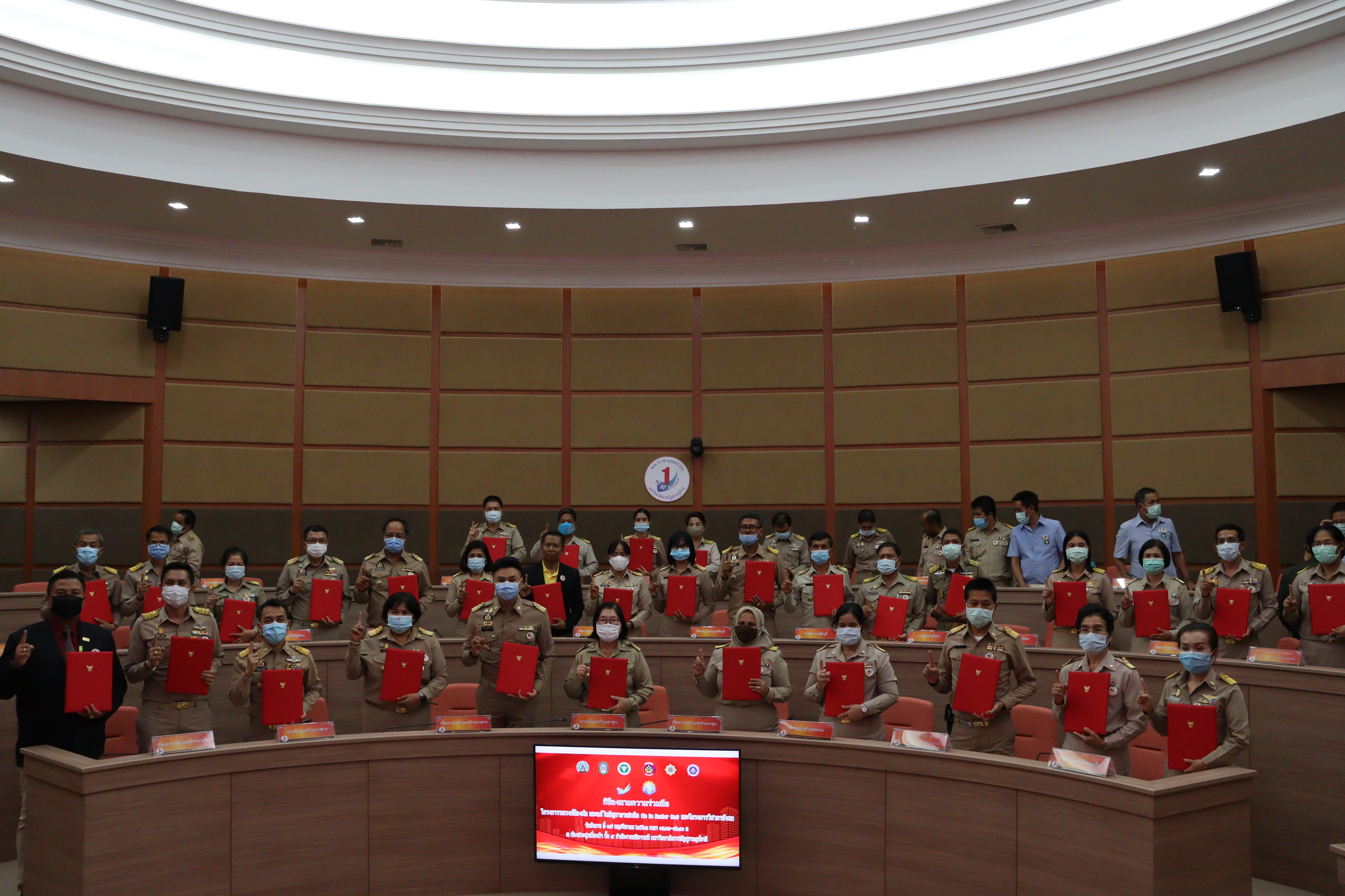 พัฒนาชุมชนจังหวัดสุราษฎร์ธานี จัดพิธีลงนามความร่วมมือโครงการ TO BE NUMBER ONE และวิศวกรสังคม