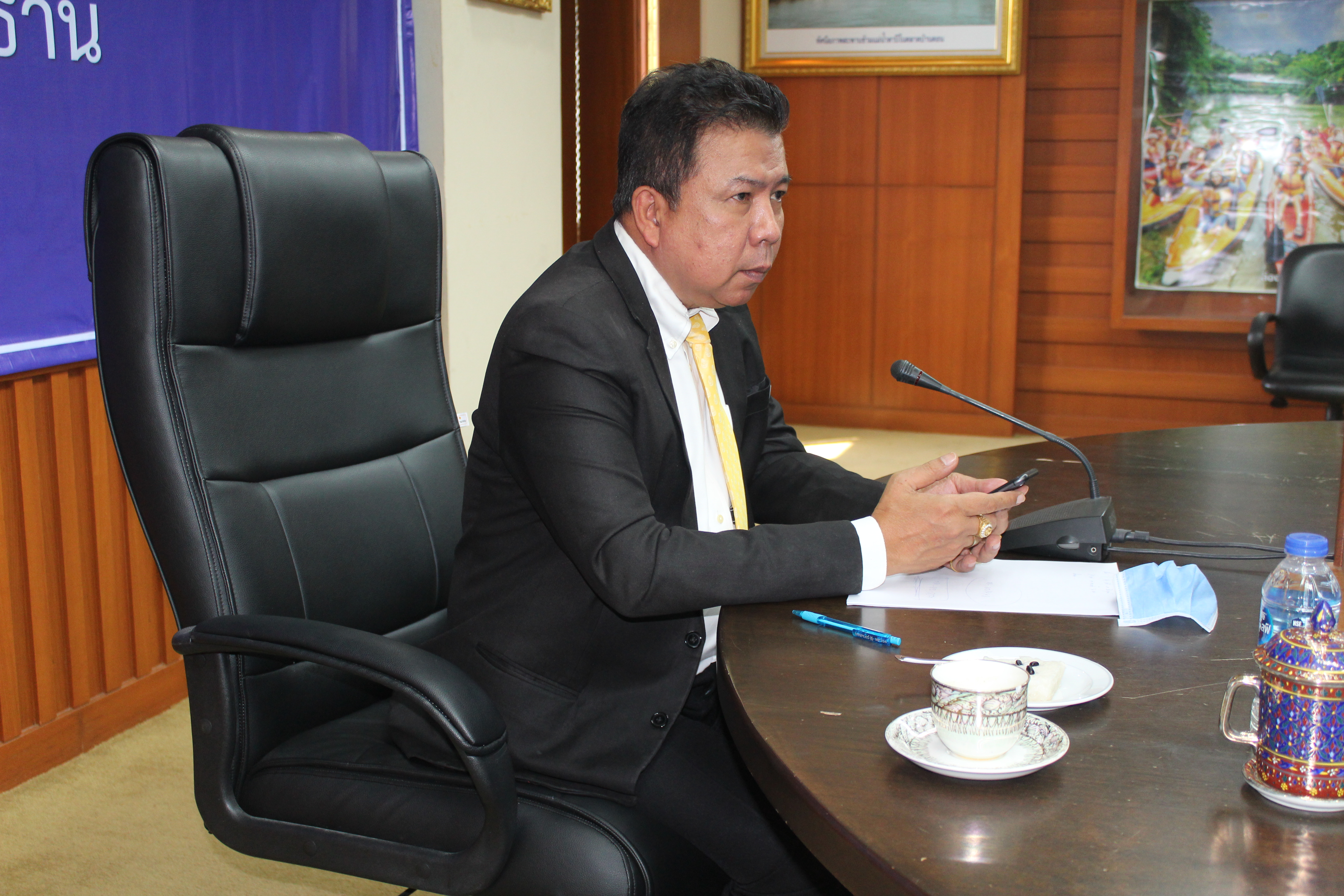 พจ.จังหวัดสุราษฎร์ธานี  รับมอบนโยบายพลเอกประวิตร วงษ์สุวรรณ  รองนายกรัฐมนตรีและภารกิจสำคัญของกระทรวงมหาดไทย ประจำปีงบประมาณ พ.ศ. 2564 ผ่านระบบวีดีทัศน์ทางไกล