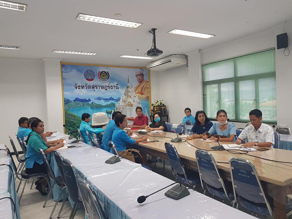พช.สุราษฎร์ธานี รับฟัง ประชุมชี้แจงการขับเคลื่ิอนโครงการพัฒนาพื้นที่ต้นแบบการพัฒนาคุณภาพชีวิตตามหลักทฤษฏีใหม่ประยุกต์สู่ โคก หนอง นา โมเดลผ่านระบบวิดีทัศน์ทางไกล (Video Conference )