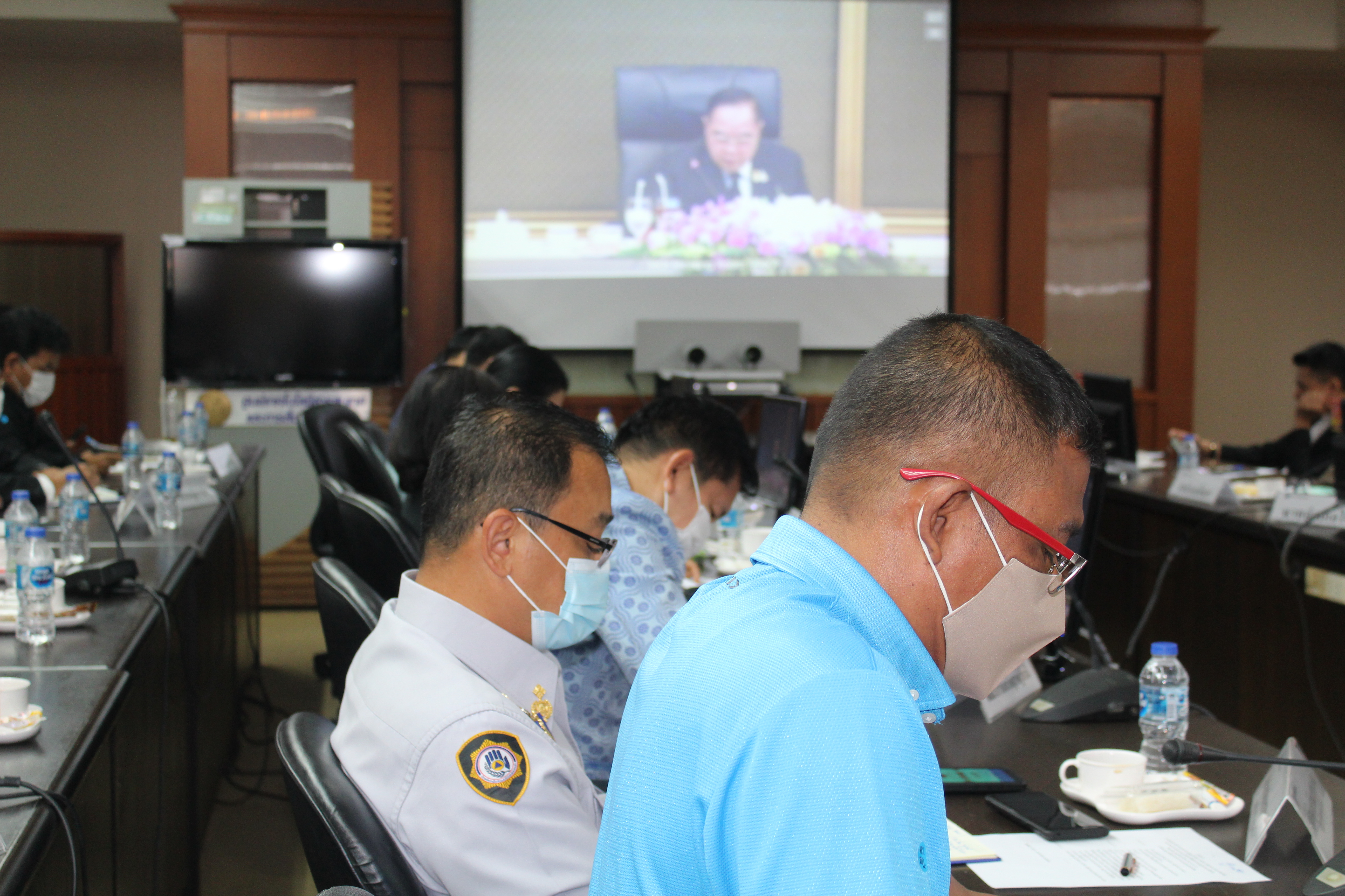 พจ.จังหวัดสุราษฎร์ธานี  รับมอบนโยบายพลเอกประวิตร วงษ์สุวรรณ  รองนายกรัฐมนตรีและภารกิจสำคัญของกระทรวงมหาดไทย ประจำปีงบประมาณ พ.ศ. 2564 ผ่านระบบวีดีทัศน์ทางไกล