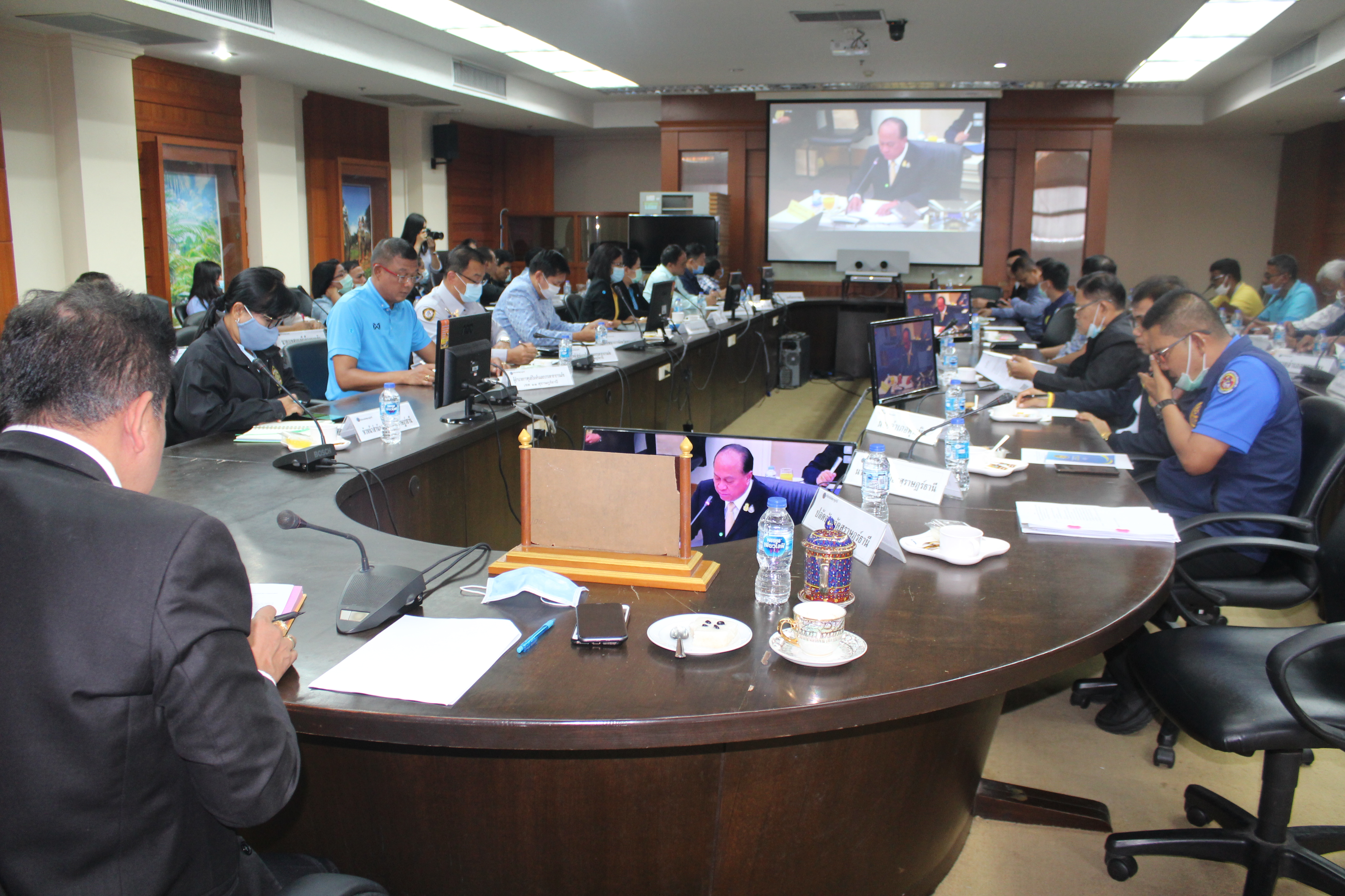 พจ.จังหวัดสุราษฎร์ธานี  รับมอบนโยบายพลเอกประวิตร วงษ์สุวรรณ  รองนายกรัฐมนตรีและภารกิจสำคัญของกระทรวงมหาดไทย ประจำปีงบประมาณ พ.ศ. 2564 ผ่านระบบวีดีทัศน์ทางไกล