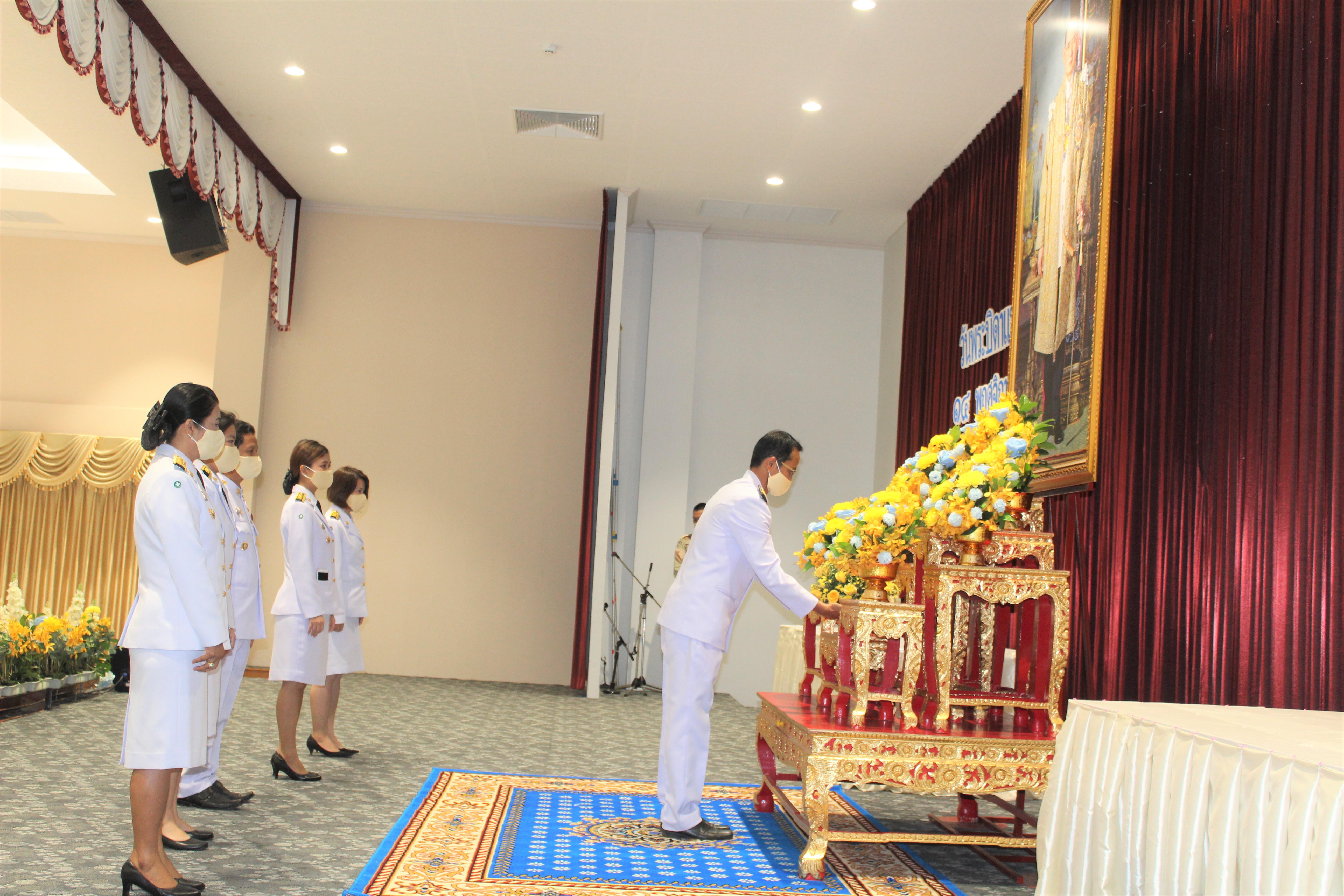 พช.สุราษฎร์ธานี ร่วมพิธีวางพานพุ่มดอกไม้สด เนื่องในวันพระบิดาแห่งฝนหลวงประจำปี 2563