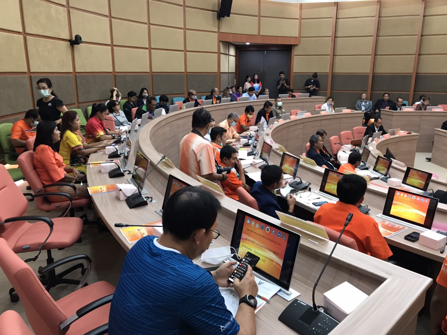 พจ.สุราษฎร์ธานี   ร่วมประชุมคณะกรรมการนำเสนอข้อมูลของจังหวัดสุราษฎร์ธานี ร่วมกับคณะกรรมการพิจารณาจังหวัดเจ้าภาพกีฬาระดับชาติ การกีฬาแห่งประเทศไทย