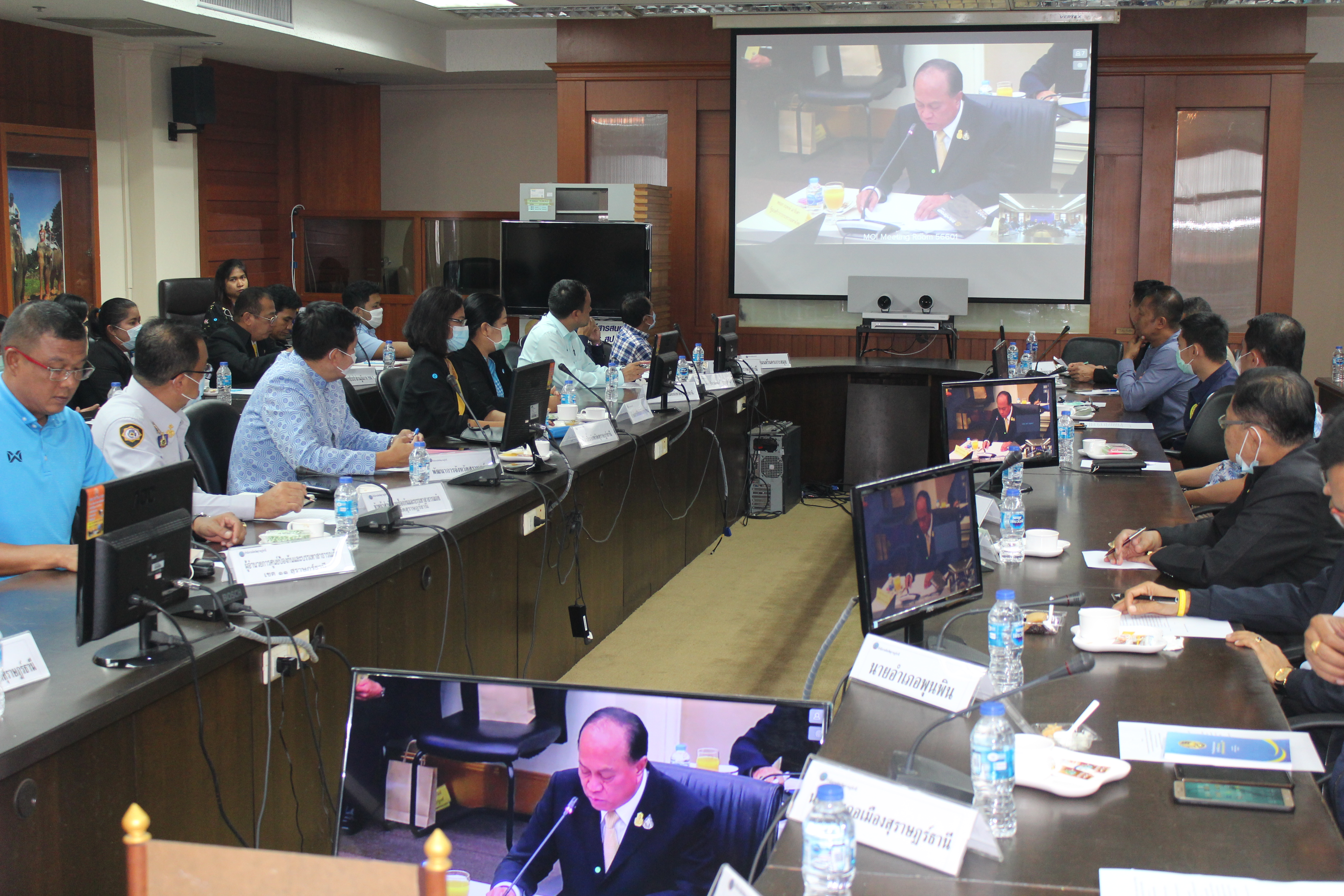 พจ.จังหวัดสุราษฎร์ธานี  รับมอบนโยบายพลเอกประวิตร วงษ์สุวรรณ  รองนายกรัฐมนตรีและภารกิจสำคัญของกระทรวงมหาดไทย ประจำปีงบประมาณ พ.ศ. 2564 ผ่านระบบวีดีทัศน์ทางไกล