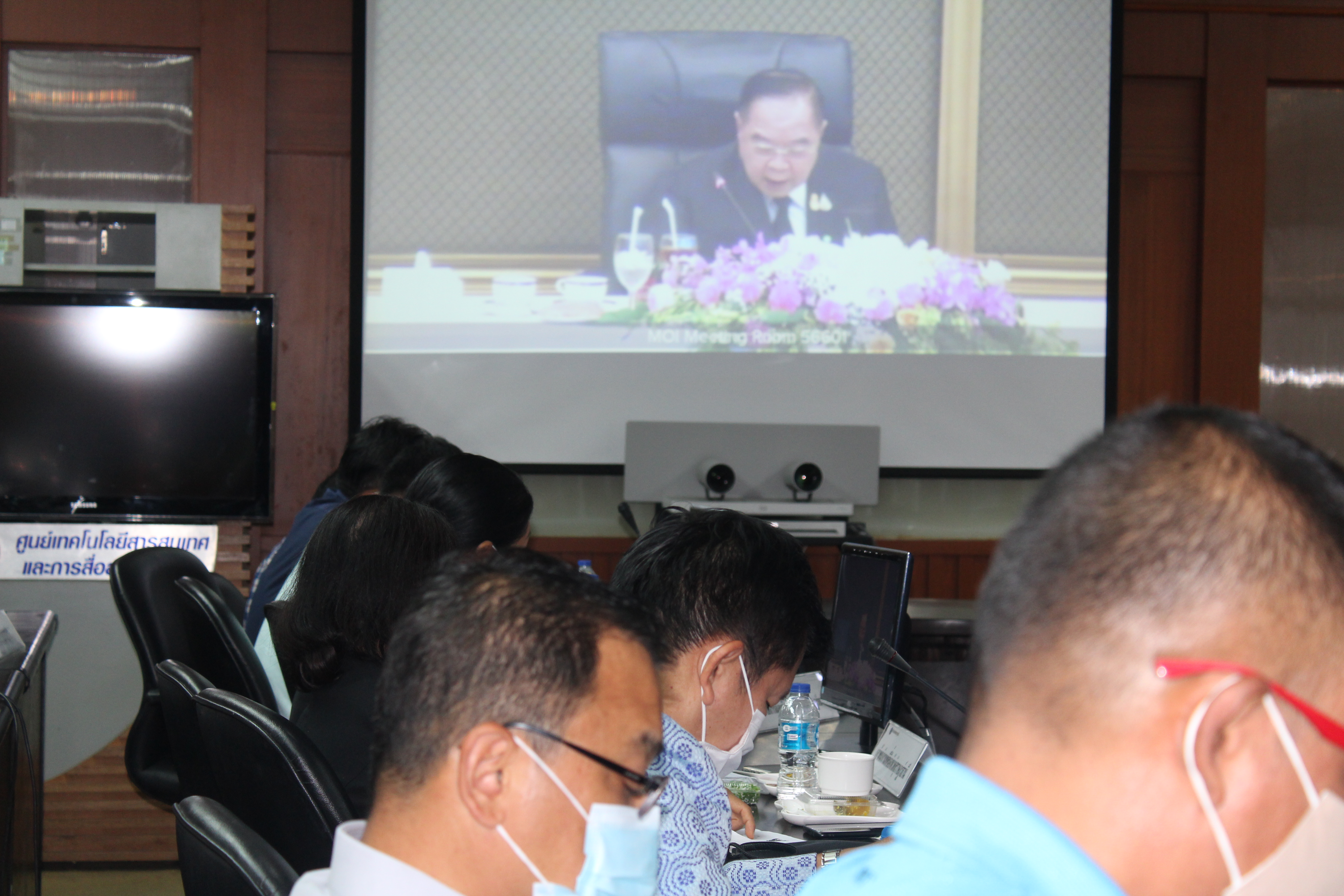 พจ.จังหวัดสุราษฎร์ธานี  รับมอบนโยบายพลเอกประวิตร วงษ์สุวรรณ  รองนายกรัฐมนตรีและภารกิจสำคัญของกระทรวงมหาดไทย ประจำปีงบประมาณ พ.ศ. 2564 ผ่านระบบวีดีทัศน์ทางไกล