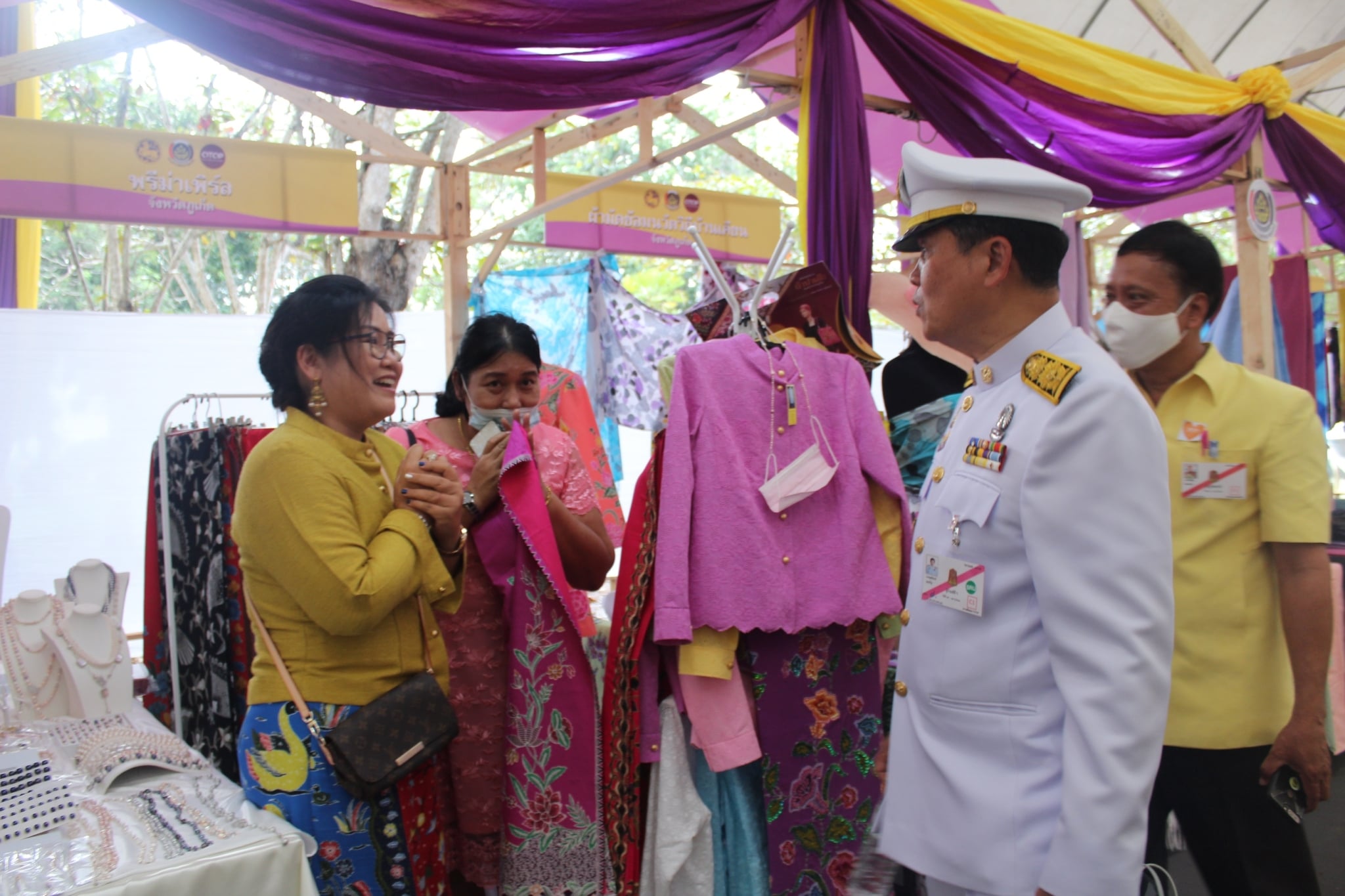 อพช.เยี่ยมชมและให้กำลังใจผู้ประกอบการผลิตภัณฑ์ชุมชน OTOP ภาคใต้