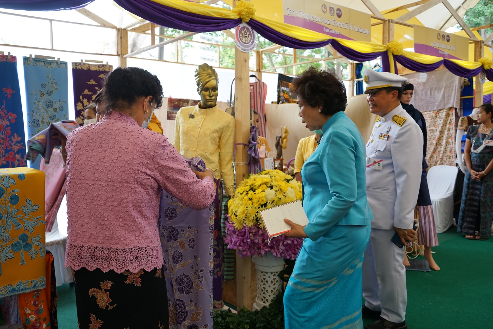 อพช.เยี่ยมชมและให้กำลังใจผู้ประกอบการผลิตภัณฑ์ชุมชน OTOP ภาคใต้