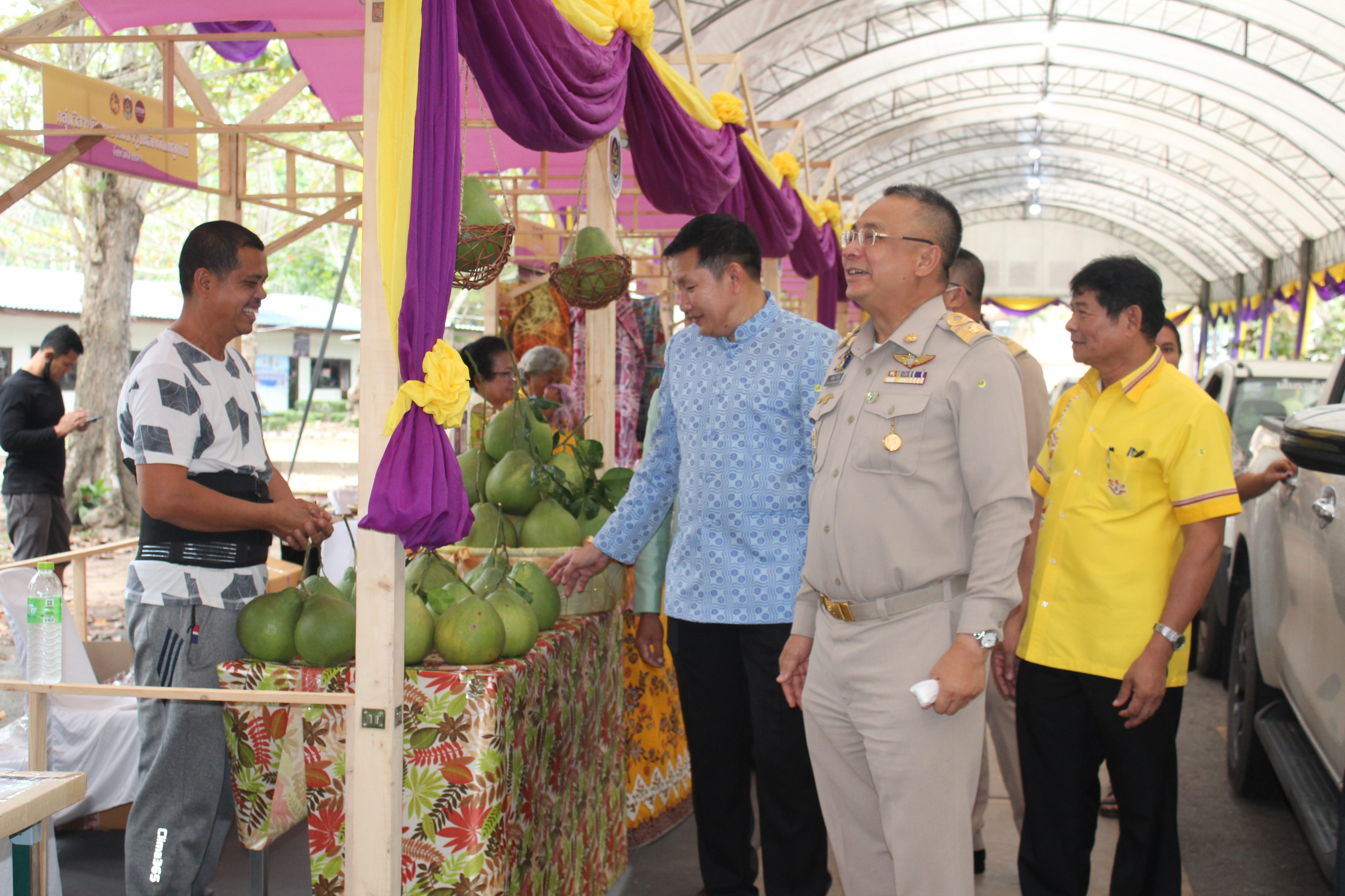 ผู้ว่าราชการจังหวัดสุราษฎร์ธานี ตรวจติดตามการดำเนินงานและเยี่ยมให้กำลังใจผู้ผลิตผู้ประกอบการ OTOP ในงานโครงการจัดแสดงและจำหน่ายภูมิปัญญา OTOP เชิงบูรณาการ “สืบสาน รักษา และต่อยอด” ภาคใต้  ณ มหาวิทยาลัยราชภัฎสุราษฎร์ธานี