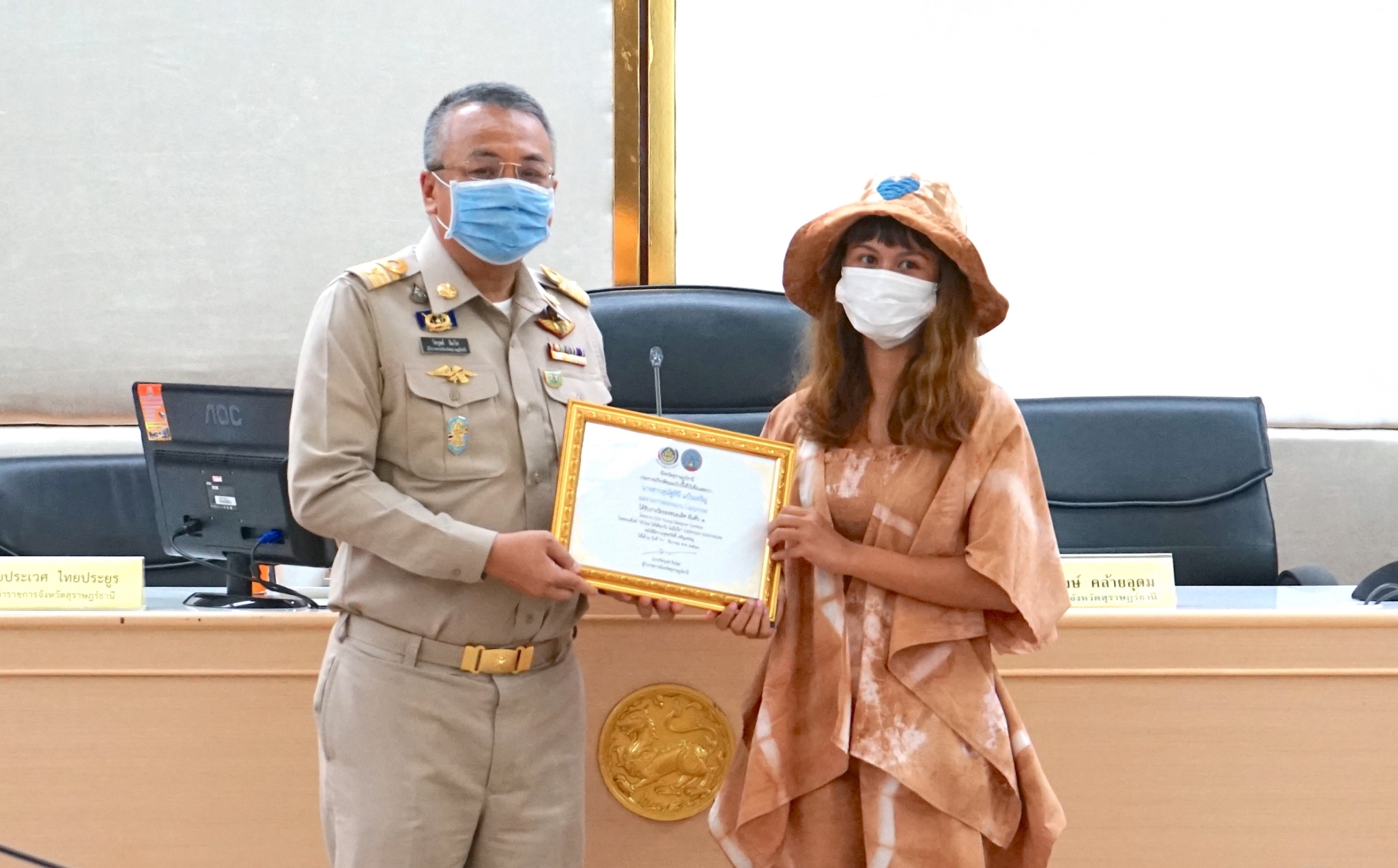 ผวจ.สุราษฎร์ธานี มอบประกาศเกียรติคุณ ผู้ชนะการประกวด CDD Young Designer Contest จังหวัดสุราษฎร์ธานี