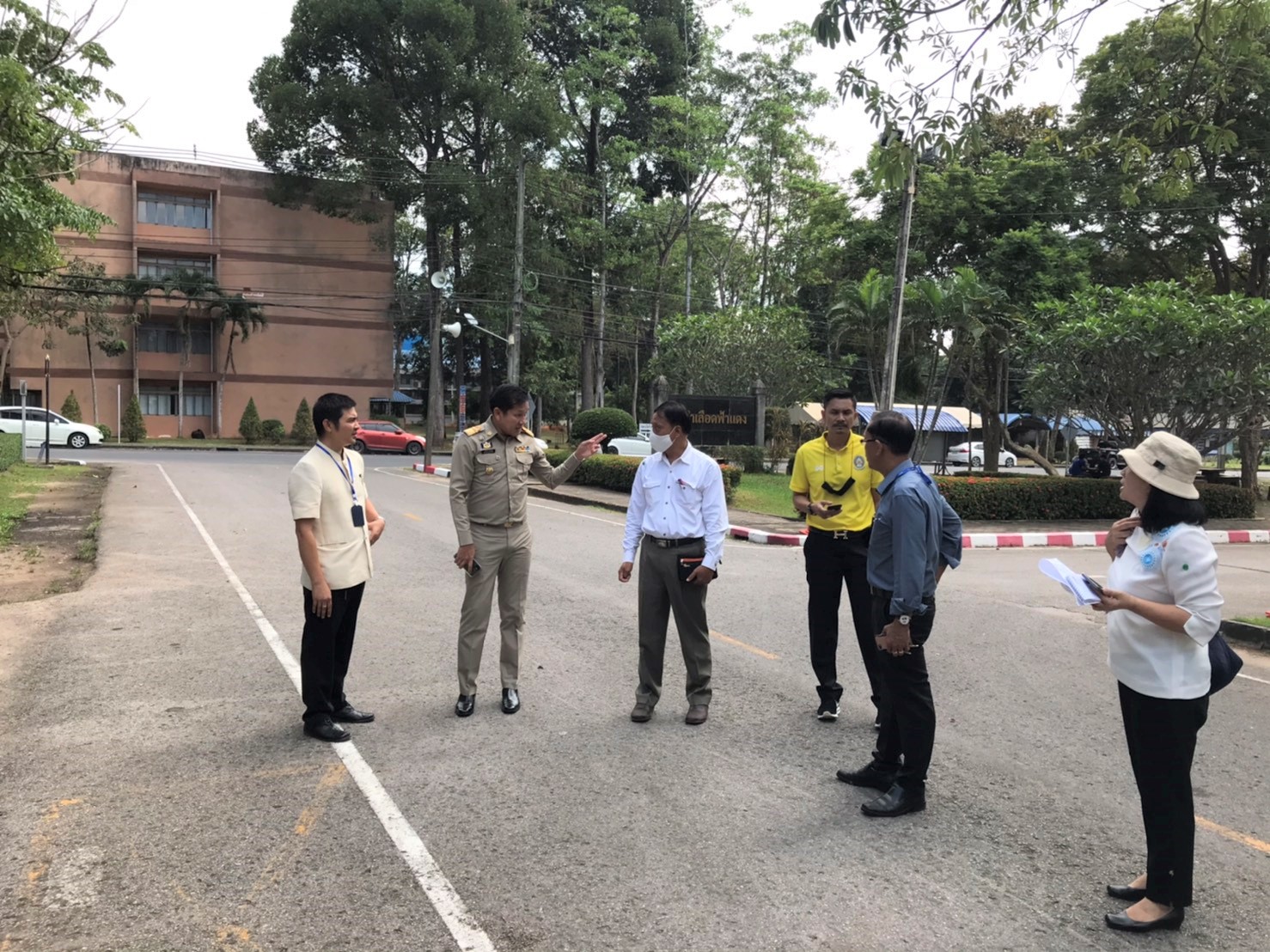 นายนพรัตน์ ธำรงทรัพย์ ผู้อำนวยการกอง กองการเจ้าหน้าที่ กรมการพัฒนาชุมชน ลงพื้นที่ตรวจติดตามความพร้อมการจัดงาน โครงการจัดแสดงและจำหน่ายภูมิปัญญา OTOP เชิงบูรณาการ “สืบสาน รักษา และต่อยอด” ภาคใต้