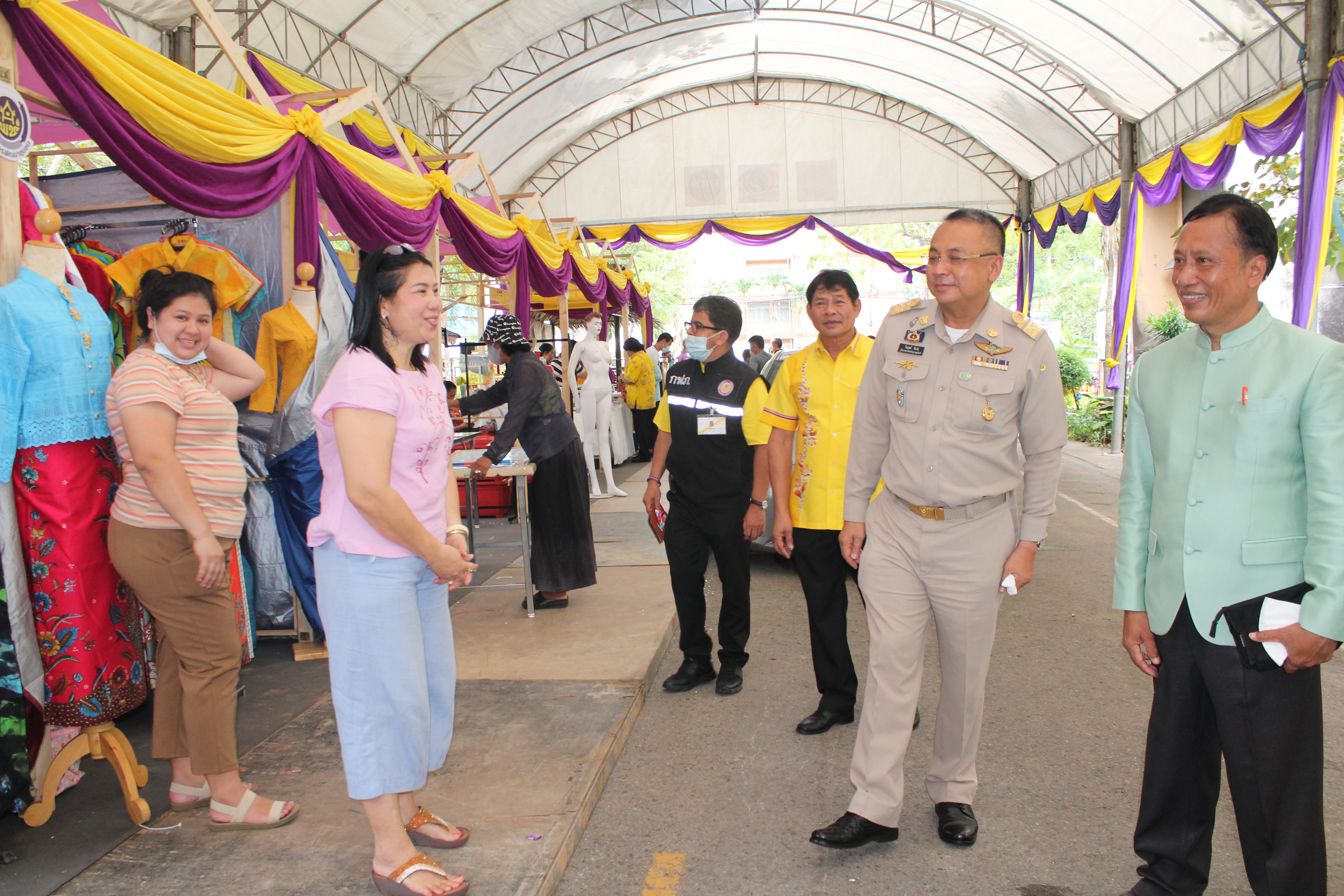 ผู้ว่าราชการจังหวัดสุราษฎร์ธานี ตรวจติดตามการดำเนินงานและเยี่ยมให้กำลังใจผู้ผลิตผู้ประกอบการ OTOP ในงานโครงการจัดแสดงและจำหน่ายภูมิปัญญา OTOP เชิงบูรณาการ “สืบสาน รักษา และต่อยอด” ภาคใต้  ณ มหาวิทยาลัยราชภัฎสุราษฎร์ธานี
