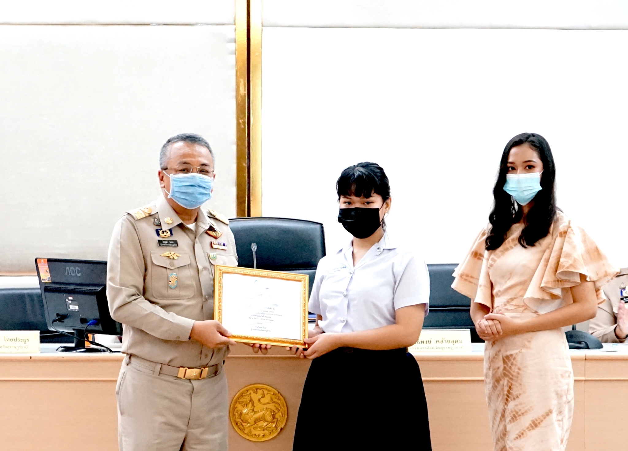 ผวจ.สุราษฎร์ธานี มอบประกาศเกียรติคุณ ผู้ชนะการประกวด CDD Young Designer Contest จังหวัดสุราษฎร์ธานี