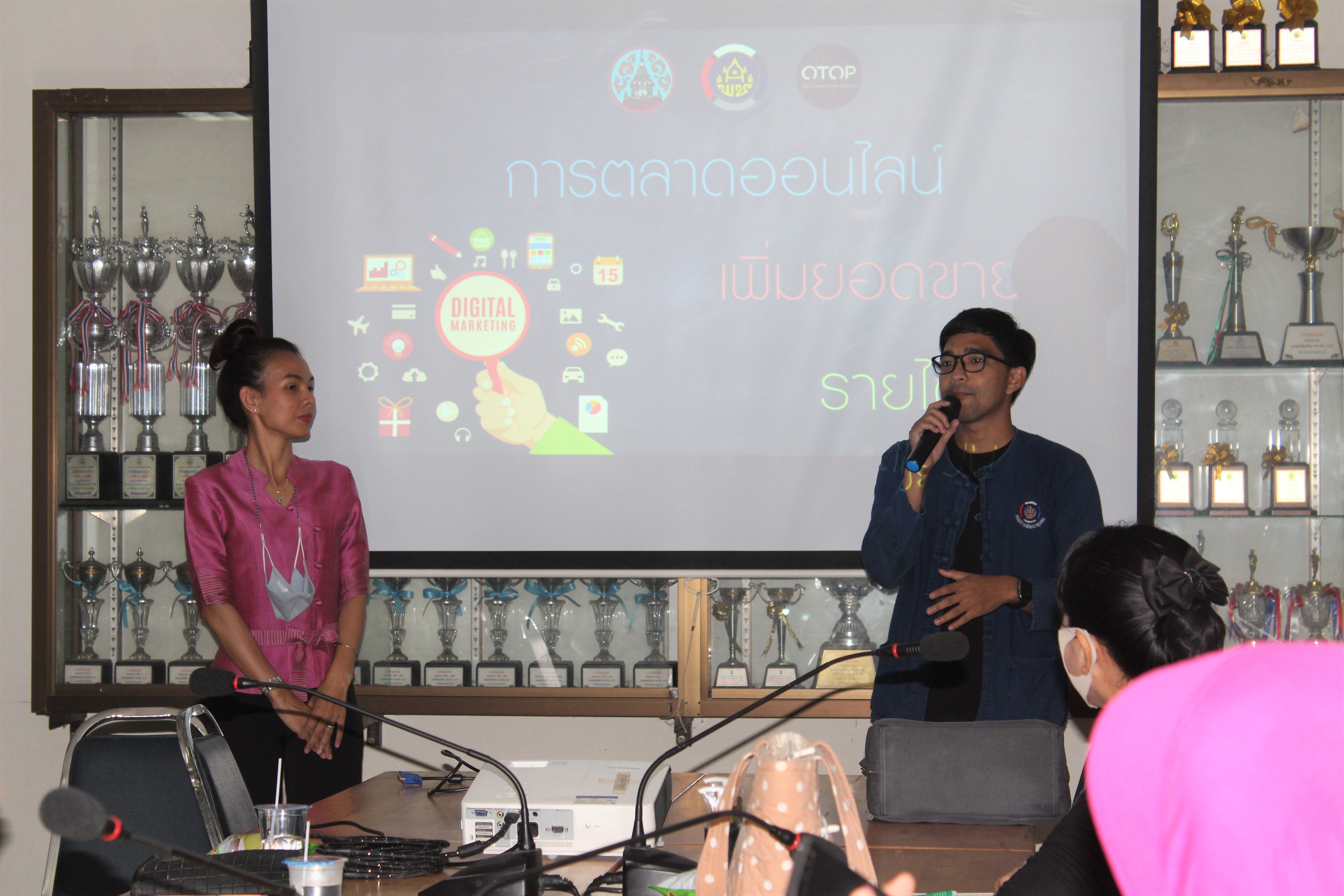 พช.สุราษฎร์ธานี  ฝึกอบรมการตลาดออนไลน์ แก่ผู้ผลิต ผู้ประกอบการ OTOP