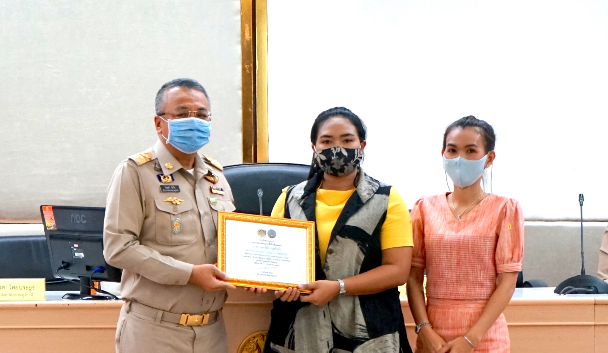 ผวจ.สุราษฎร์ธานี มอบประกาศเกียรติคุณ ผู้ชนะการประกวด CDD Young Designer Contest จังหวัดสุราษฎร์ธานี