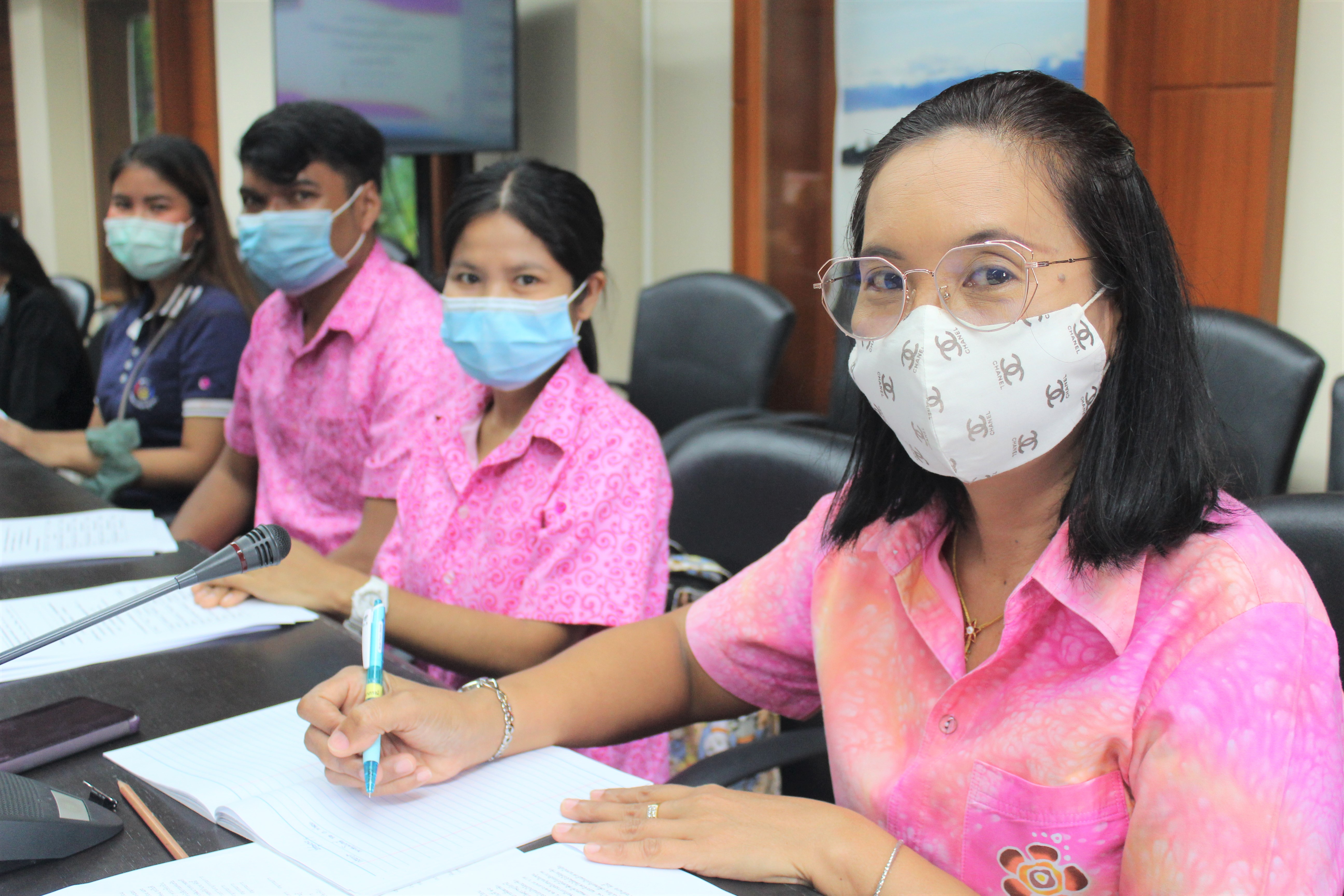 พช.สุราษฎร์ธานี ประชุมคณะอนุกรรมการบริหารกองทุนพัฒนาบทบาทสตรีระดับจังหวัด อนุมัติเงินกู้ล็อตใหญ่ ต้อนรับปีใหม่