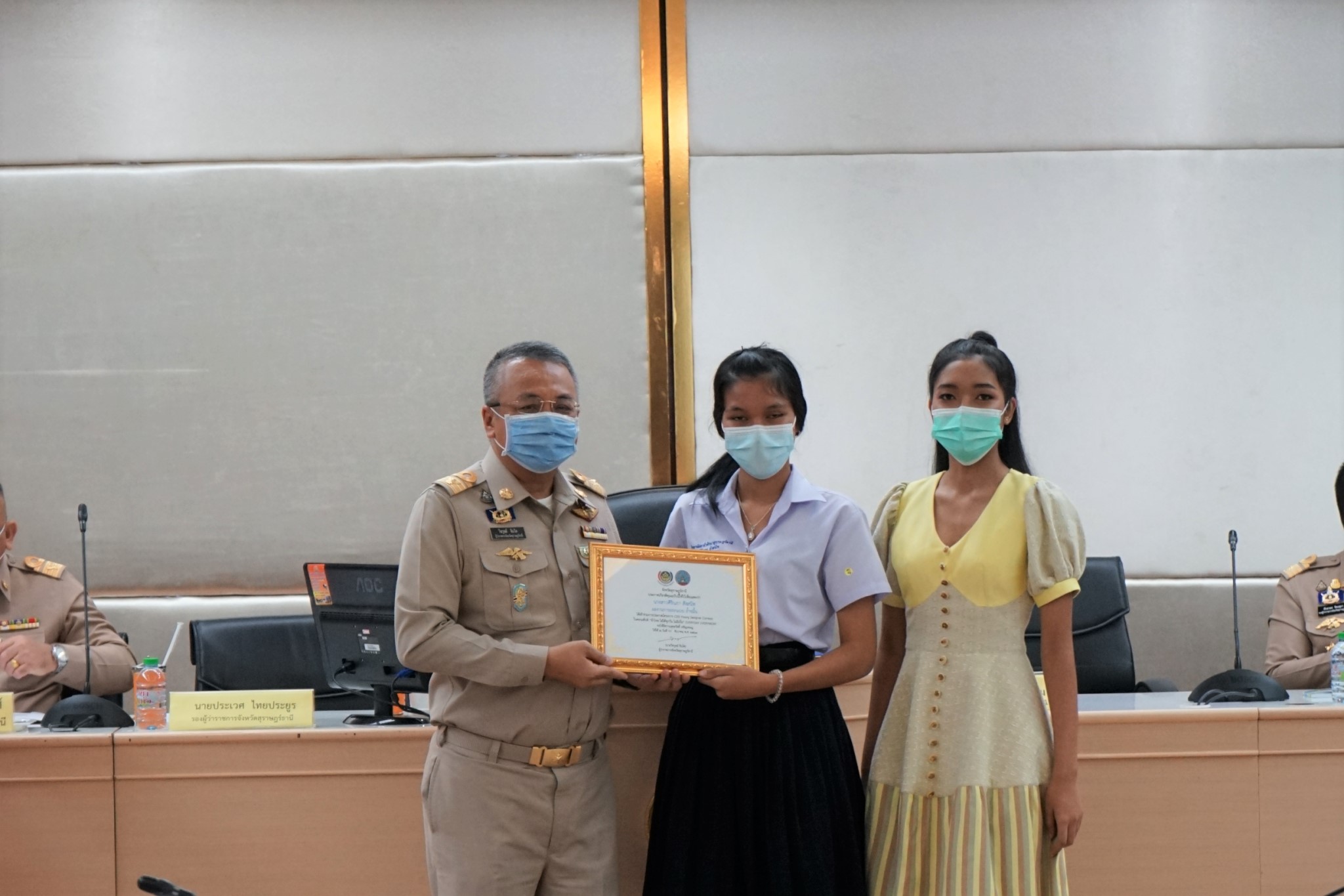 ผวจ.สุราษฎร์ธานี มอบประกาศเกียรติคุณ ผู้ชนะการประกวด CDD Young Designer Contest จังหวัดสุราษฎร์ธานี