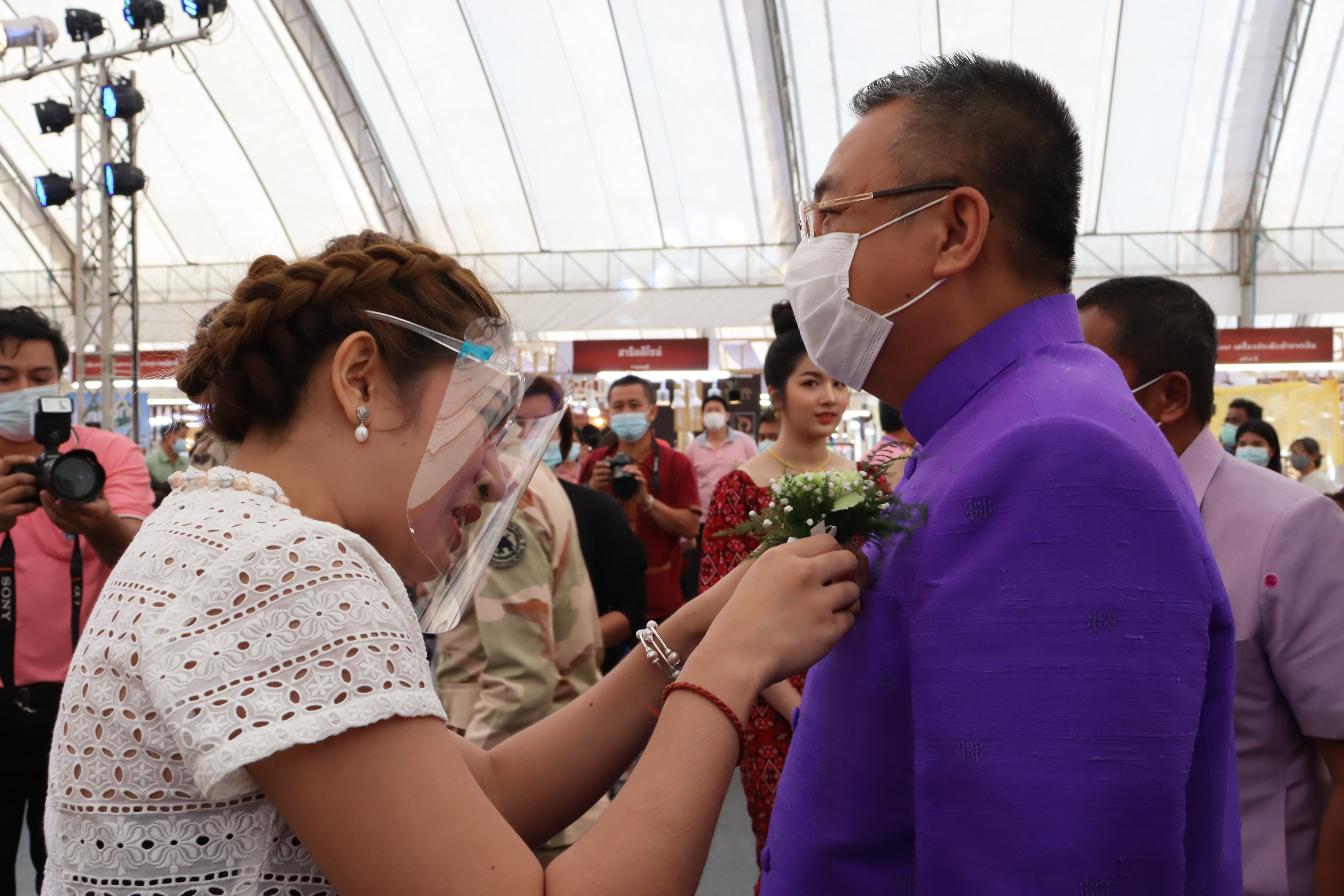 เปิดอย่างยิ่งใหญ่แล้ววันนี้  “OTOP ขับเคลื่อนไทยไปด้วยกัน มหัศจรรย์ศรีวิชัย” ณ เวทีกลางหน้าศาลากลางจังหวัดสุราษฎร์ธานี