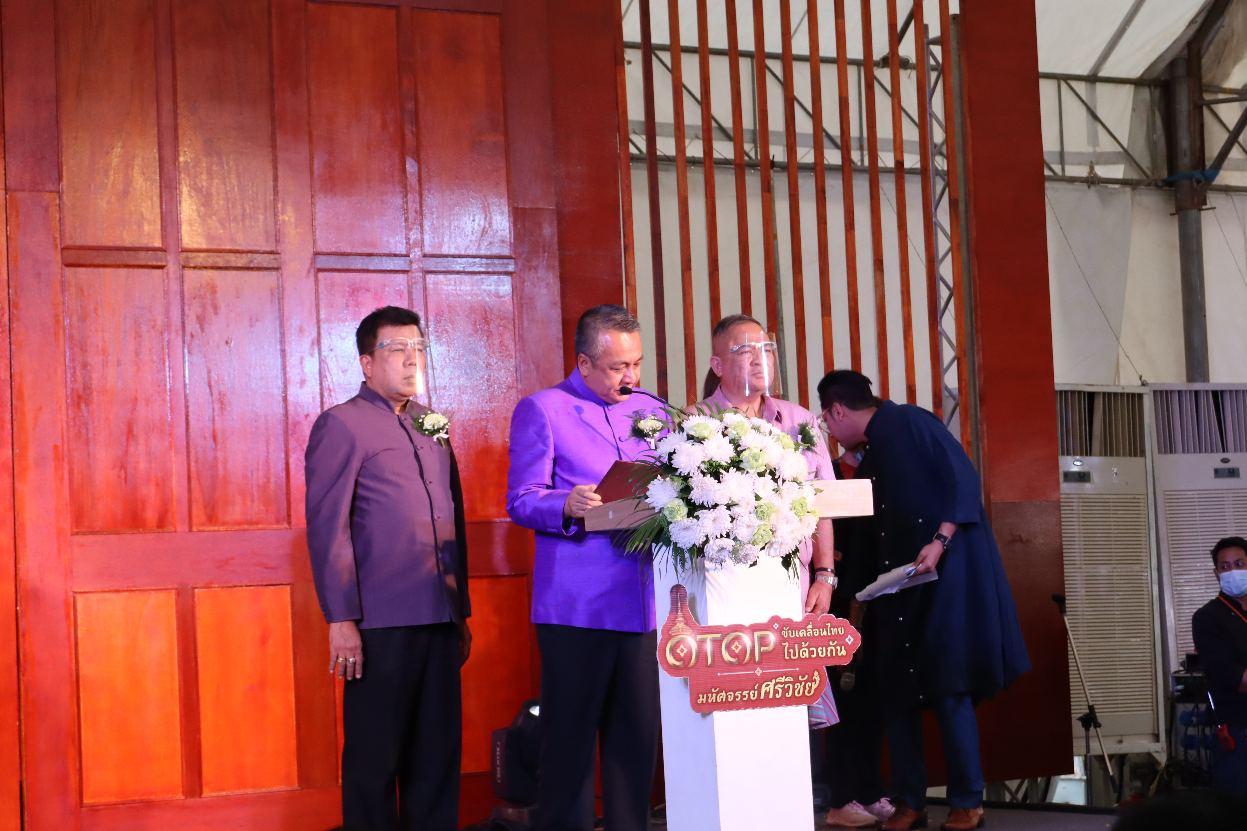 เปิดอย่างยิ่งใหญ่แล้ววันนี้  “OTOP ขับเคลื่อนไทยไปด้วยกัน มหัศจรรย์ศรีวิชัย” ณ เวทีกลางหน้าศาลากลางจังหวัดสุราษฎร์ธานี