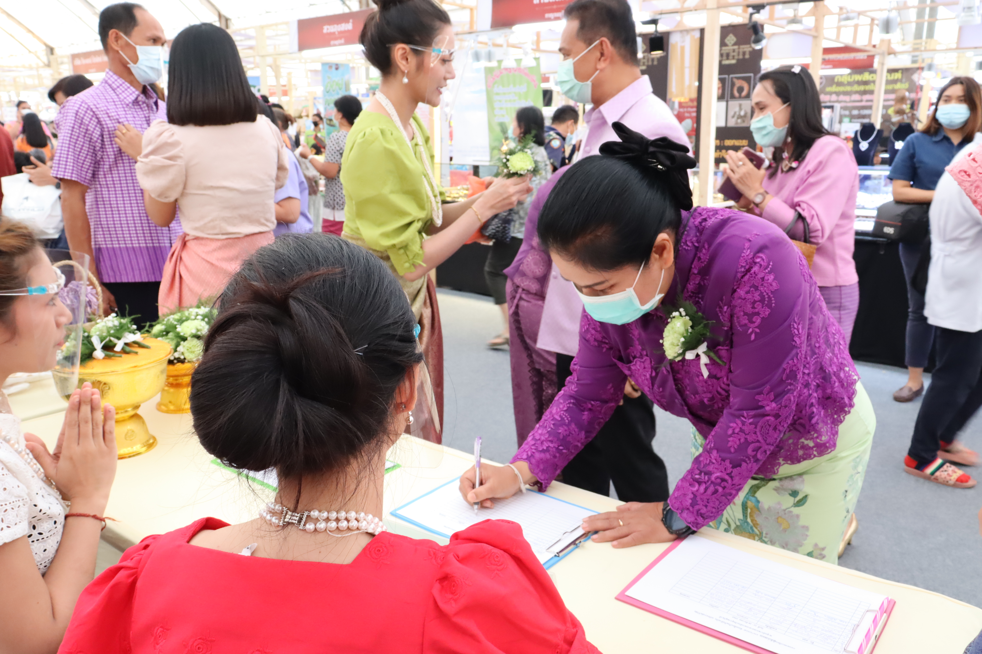 เปิดอย่างยิ่งใหญ่แล้ววันนี้  “OTOP ขับเคลื่อนไทยไปด้วยกัน มหัศจรรย์ศรีวิชัย” ณ เวทีกลางหน้าศาลากลางจังหวัดสุราษฎร์ธานี