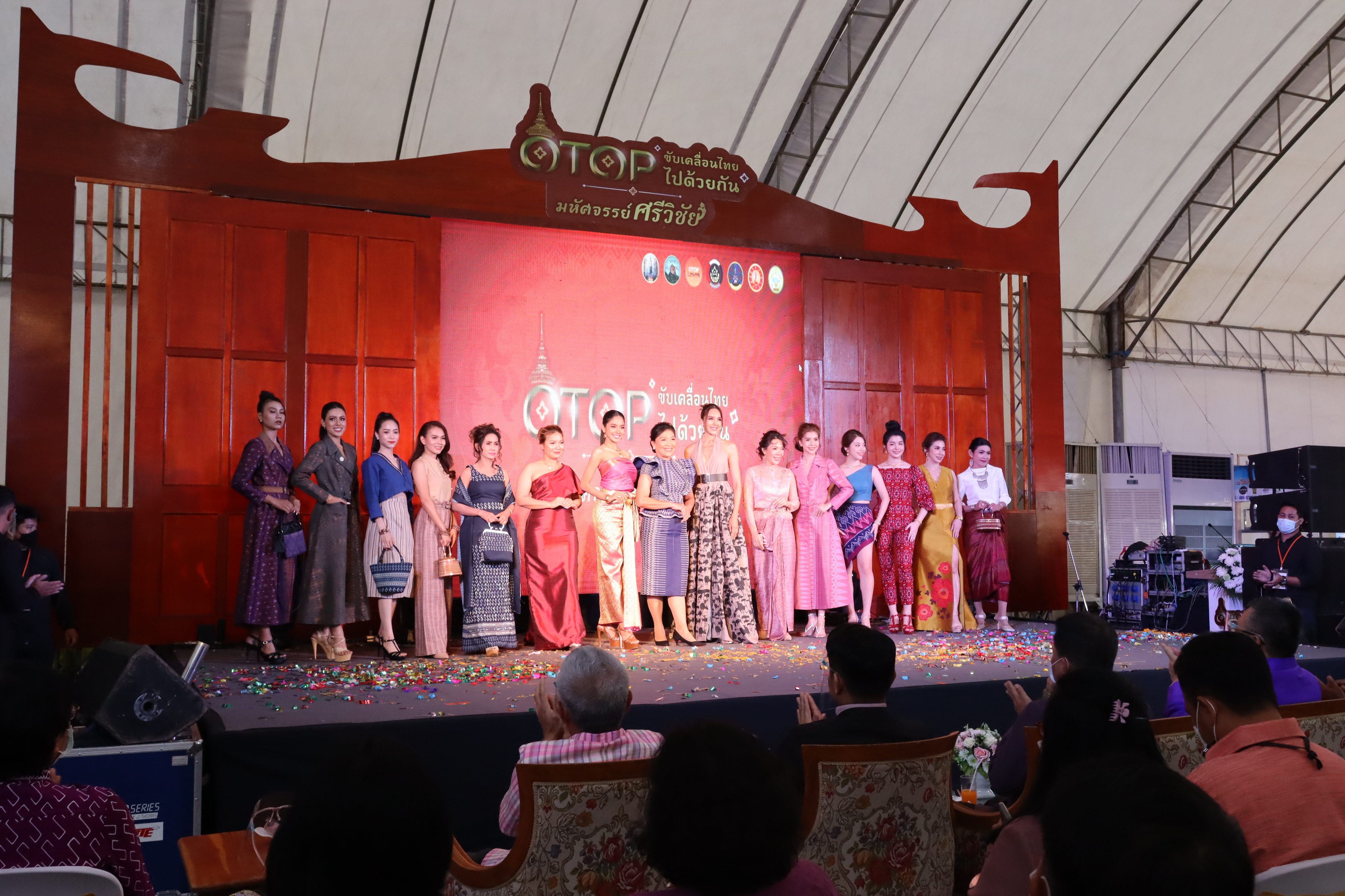 เปิดอย่างยิ่งใหญ่แล้ววันนี้  “OTOP ขับเคลื่อนไทยไปด้วยกัน มหัศจรรย์ศรีวิชัย” ณ เวทีกลางหน้าศาลากลางจังหวัดสุราษฎร์ธานี