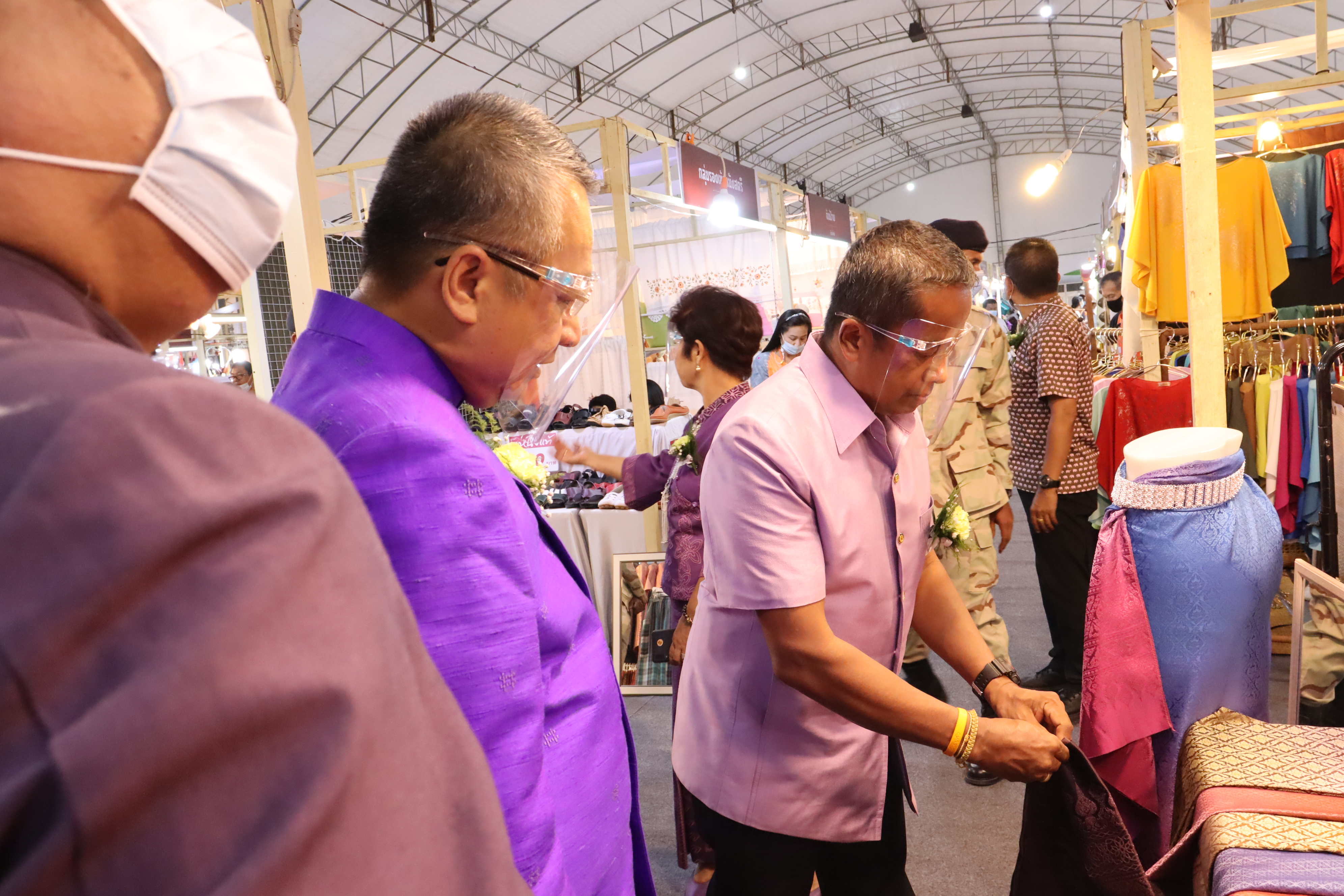 เปิดอย่างยิ่งใหญ่แล้ววันนี้  “OTOP ขับเคลื่อนไทยไปด้วยกัน มหัศจรรย์ศรีวิชัย” ณ เวทีกลางหน้าศาลากลางจังหวัดสุราษฎร์ธานี