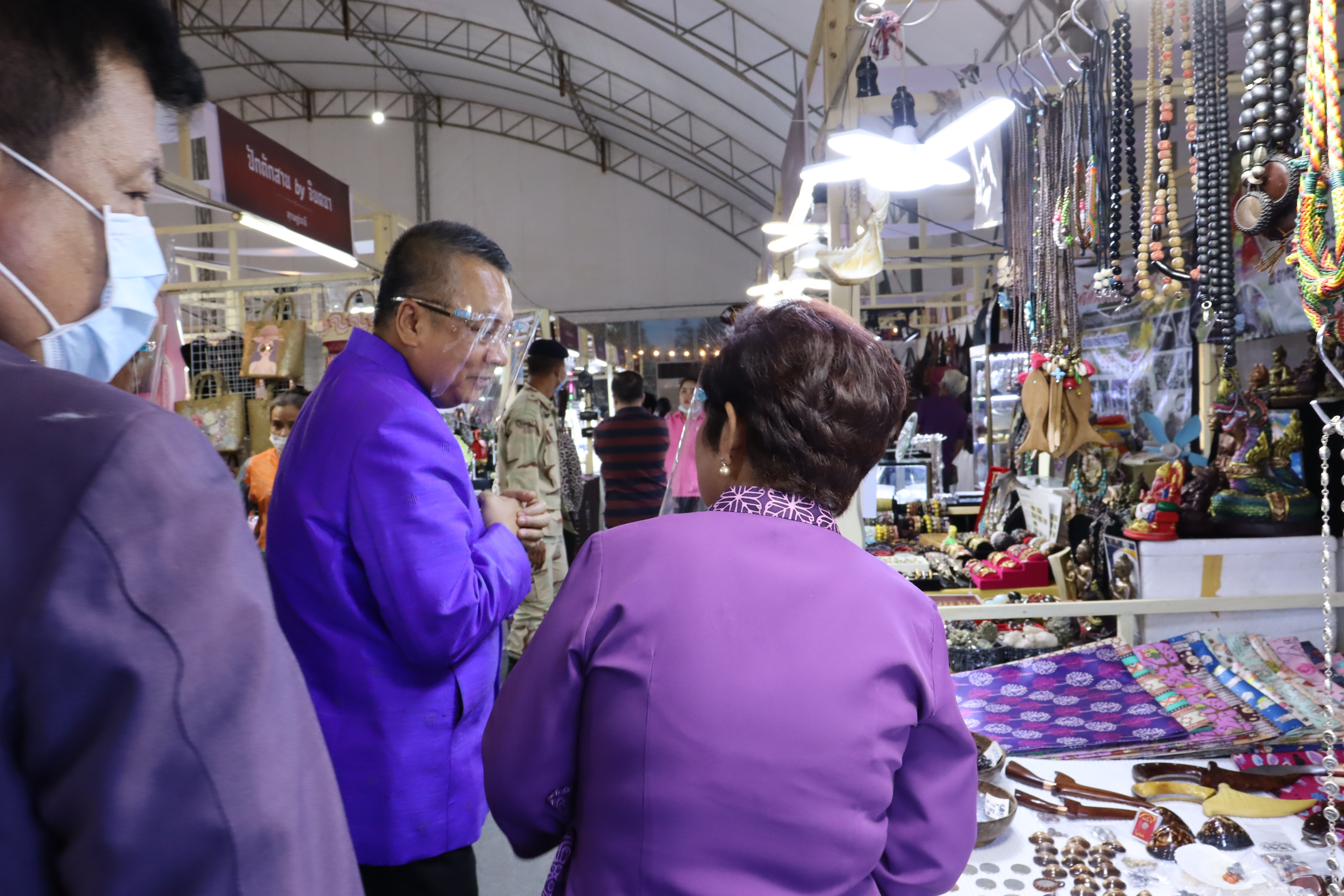 เปิดอย่างยิ่งใหญ่แล้ววันนี้  “OTOP ขับเคลื่อนไทยไปด้วยกัน มหัศจรรย์ศรีวิชัย” ณ เวทีกลางหน้าศาลากลางจังหวัดสุราษฎร์ธานี