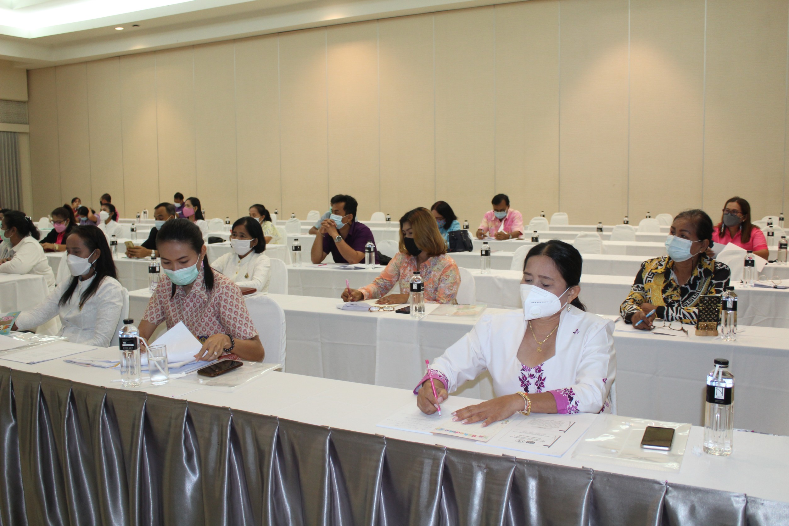 พช.สุราษฎร์ธานี ขับเคลื่อนงานกองทุนพัฒนาบทบาทสตรี โครงการพัฒนาระบบบริหารจัดการกองทุนและการประเมินผลทุนหมุนเวียนกองทุนพัฒนาบทบาทสตรี :กิจกรรมที่ 2 ประชุมเชิงปฏิบัติการ ประเมินผลทุนหมุนเวียนกองทุนพัฒนาบทบาทสตรี 