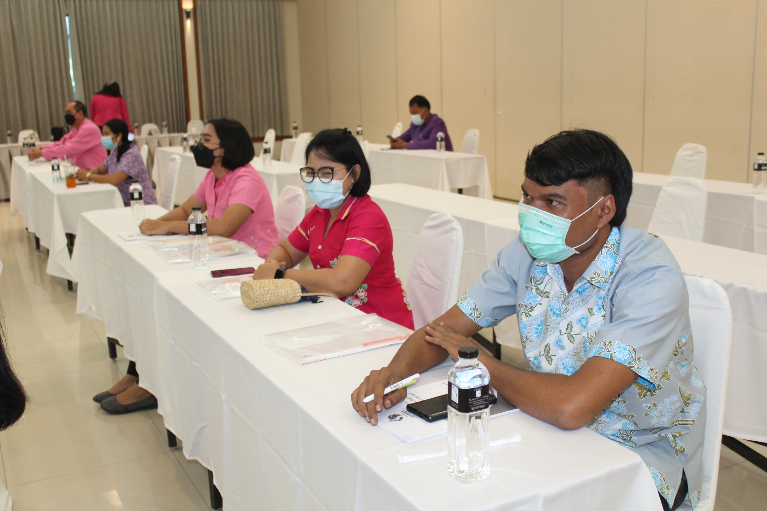 พช.สุราษฎร์ธานี ขับเคลื่อนงานกองทุนพัฒนาบทบาทสตรี โครงการพัฒนาระบบบริหารจัดการกองทุนและการประเมินผลทุนหมุนเวียนกองทุนพัฒนาบทบาทสตรี :กิจกรรมที่ 2 ประชุมเชิงปฏิบัติการ ประเมินผลทุนหมุนเวียนกองทุนพัฒนาบทบาทสตรี 