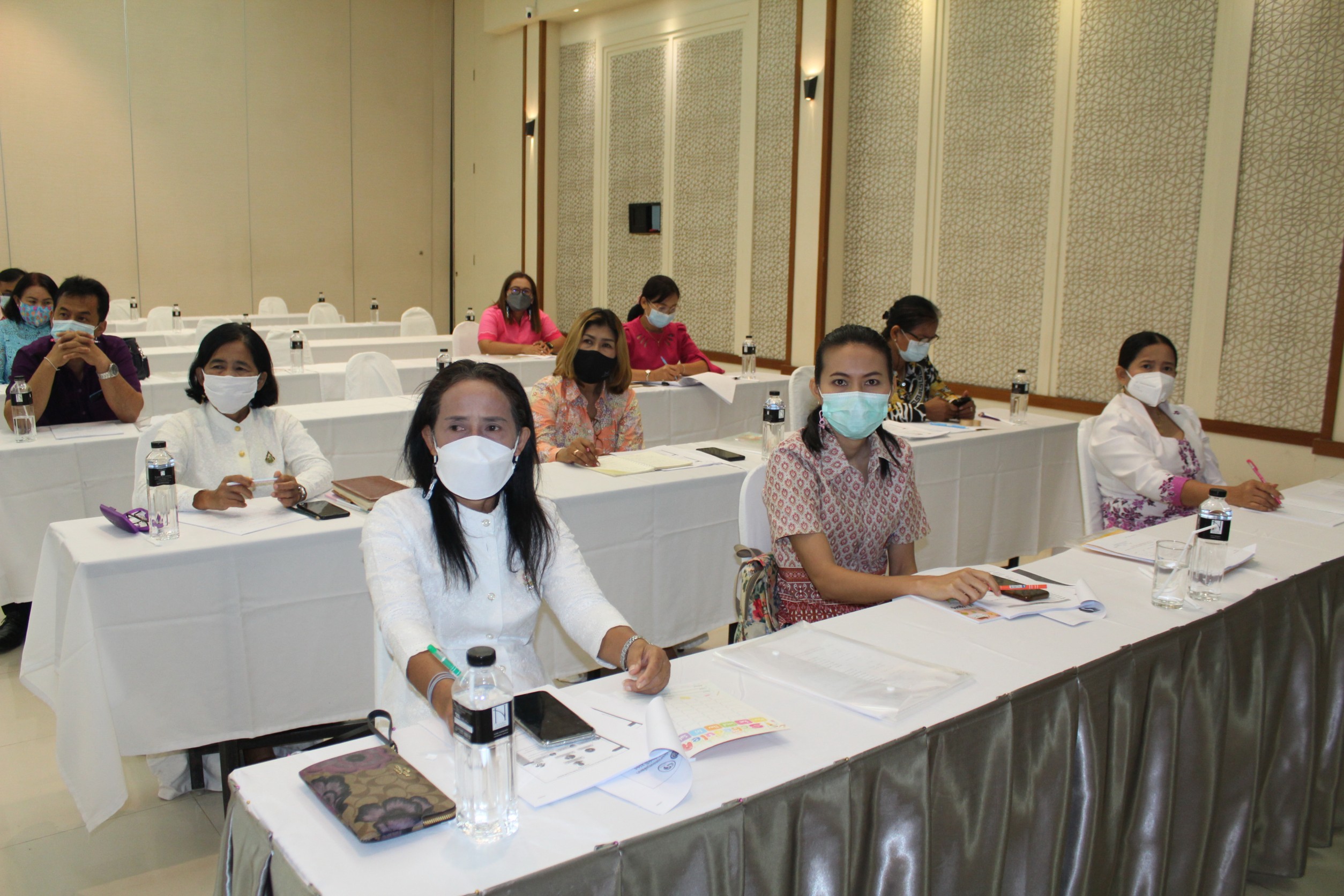 พช.สุราษฎร์ธานี ขับเคลื่อนงานกองทุนพัฒนาบทบาทสตรี โครงการพัฒนาระบบบริหารจัดการกองทุนและการประเมินผลทุนหมุนเวียนกองทุนพัฒนาบทบาทสตรี :กิจกรรมที่ 2 ประชุมเชิงปฏิบัติการ ประเมินผลทุนหมุนเวียนกองทุนพัฒนาบทบาทสตรี 