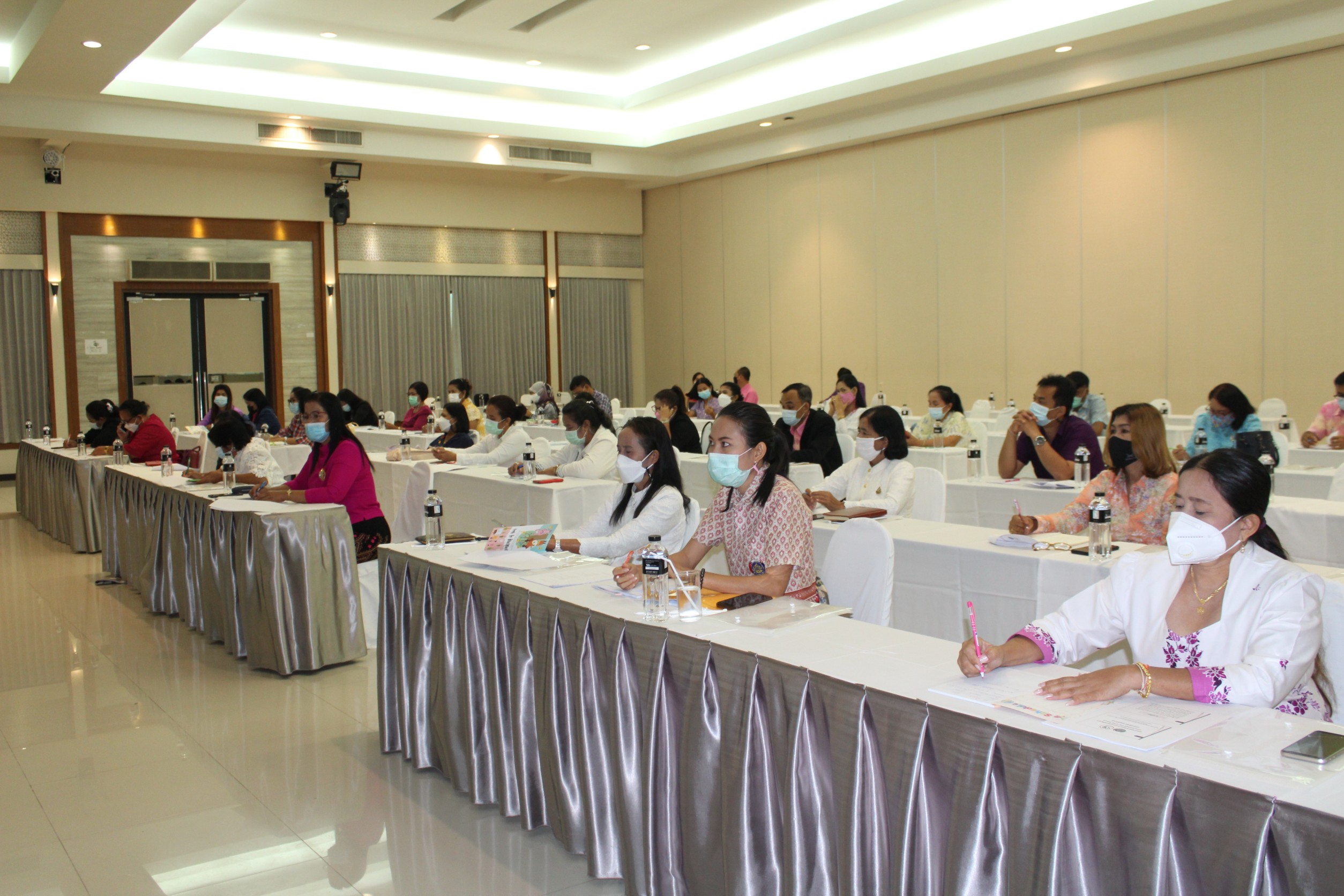 พช.สุราษฎร์ธานี ขับเคลื่อนงานกองทุนพัฒนาบทบาทสตรี โครงการพัฒนาระบบบริหารจัดการกองทุนและการประเมินผลทุนหมุนเวียนกองทุนพัฒนาบทบาทสตรี :กิจกรรมที่ 2 ประชุมเชิงปฏิบัติการ ประเมินผลทุนหมุนเวียนกองทุนพัฒนาบทบาทสตรี 