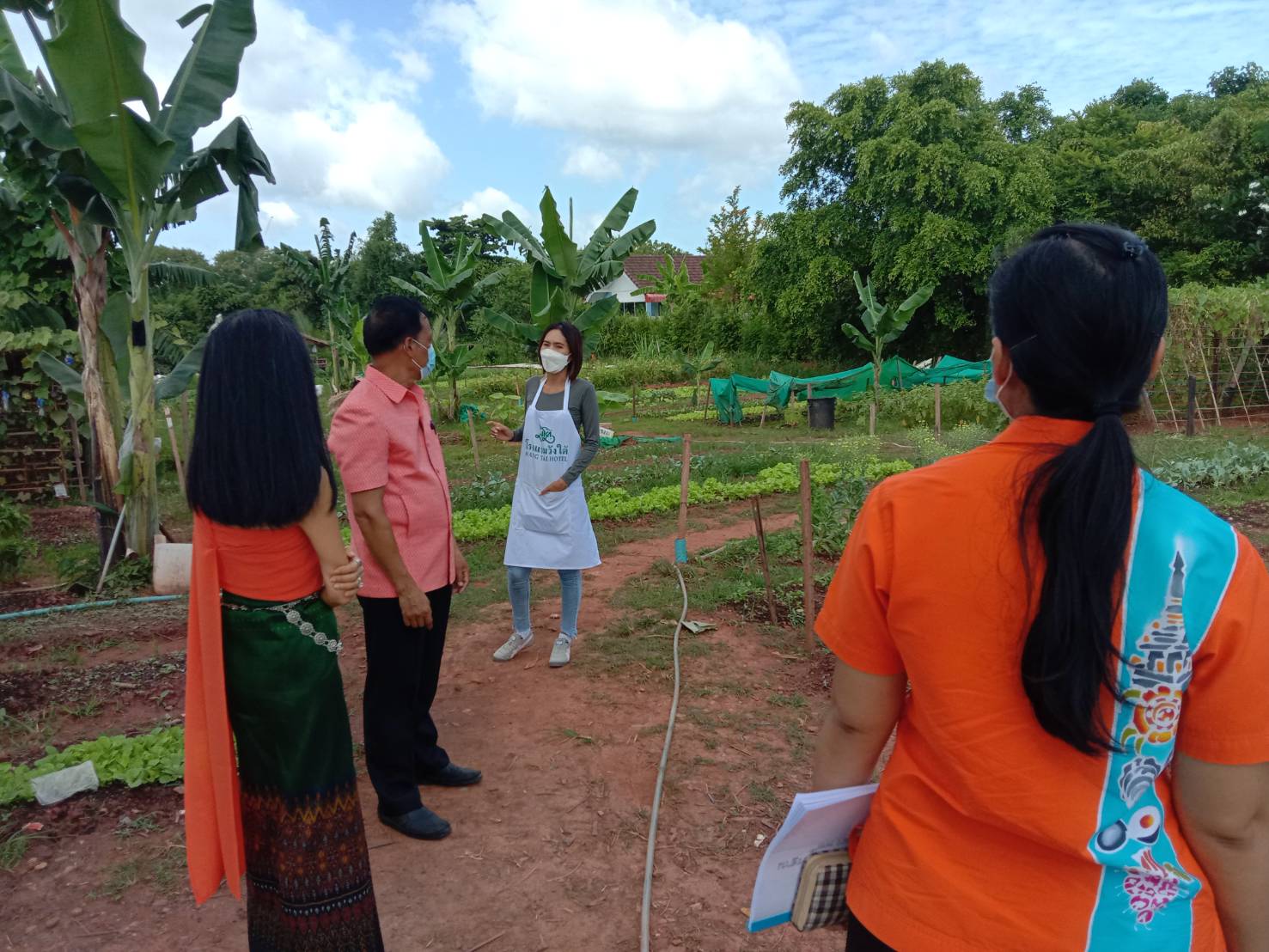 พช.สุราษฎร์ธานี ร่วมกับผู้บริหารโรงแรมวังใต้ ส่งเสริมผ้าไทย และโคก หนอง นา พช.