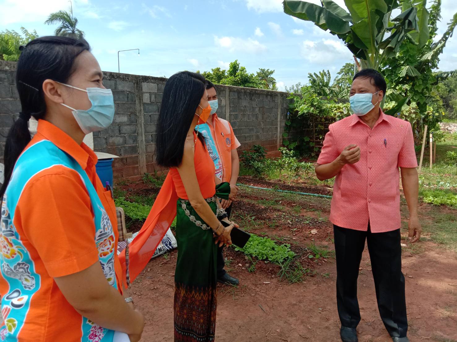 พช.สุราษฎร์ธานี ร่วมกับผู้บริหารโรงแรมวังใต้ ส่งเสริมผ้าไทย และโคก หนอง นา พช.