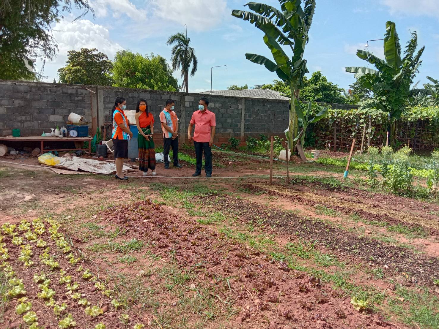 พช.สุราษฎร์ธานี ร่วมกับผู้บริหารโรงแรมวังใต้ ส่งเสริมผ้าไทย และโคก หนอง นา พช.