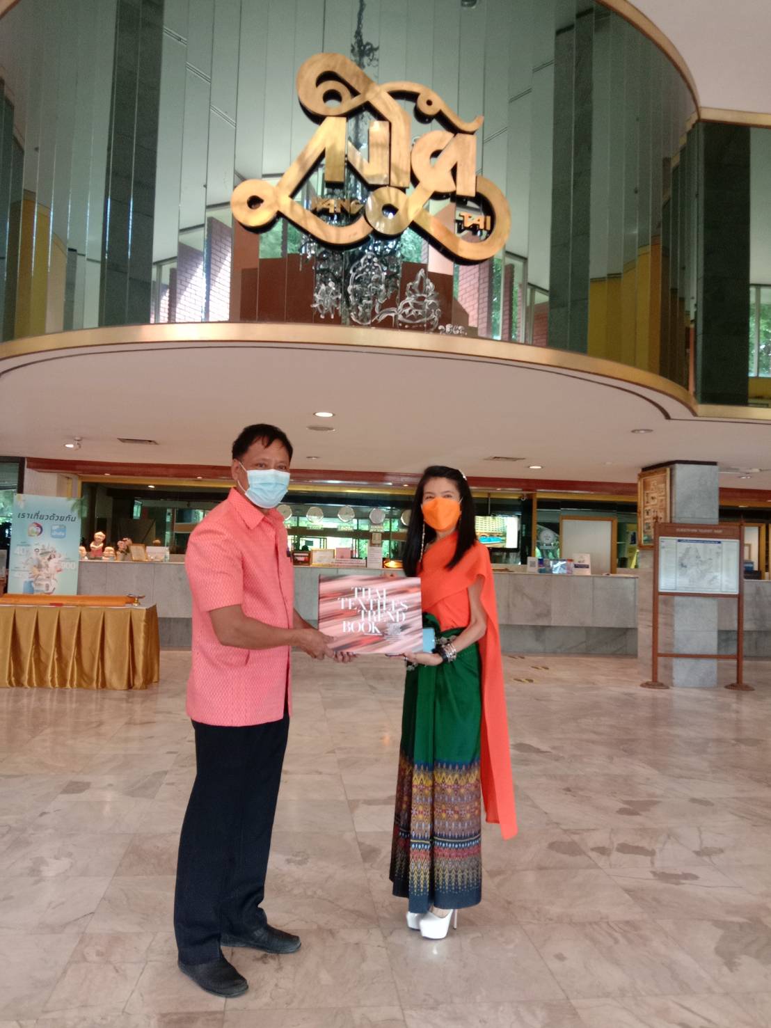 พช.สุราษฎร์ธานี ร่วมกับผู้บริหารโรงแรมวังใต้ ส่งเสริมผ้าไทย และโคก หนอง นา พช.