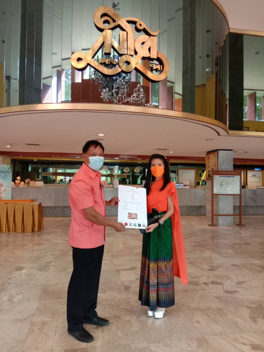 พช.สุราษฎร์ธานี ร่วมกับผู้บริหารโรงแรมวังใต้ ส่งเสริมผ้าไทย และโคก หนอง นา พช.