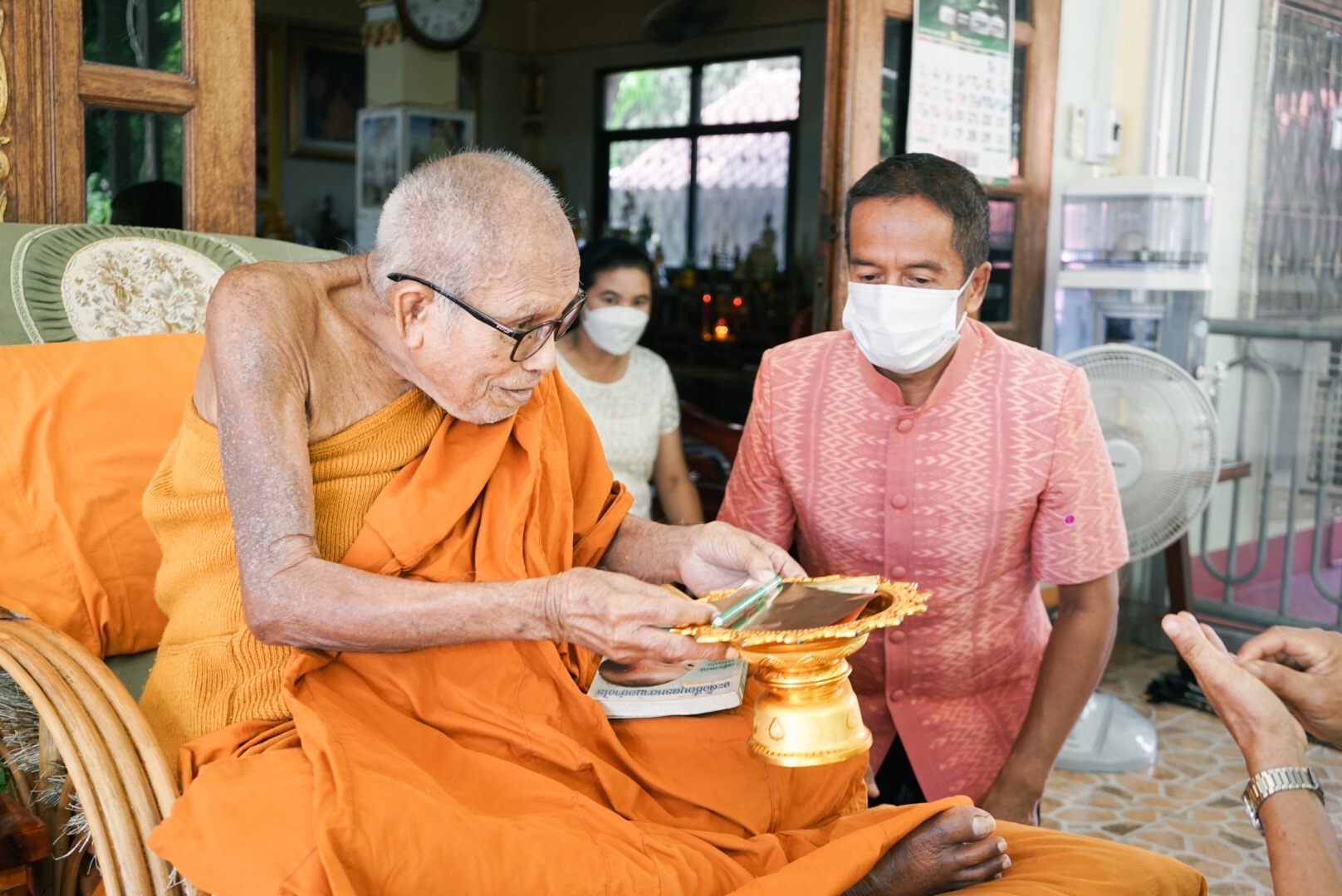 พช.สุราษฎร์ เข้ากราบนมัสการเกจิอาจารย์ชื่อดังของจังหวัดสุราษฎร์ธานี ทำพิธียันต์อักขระ