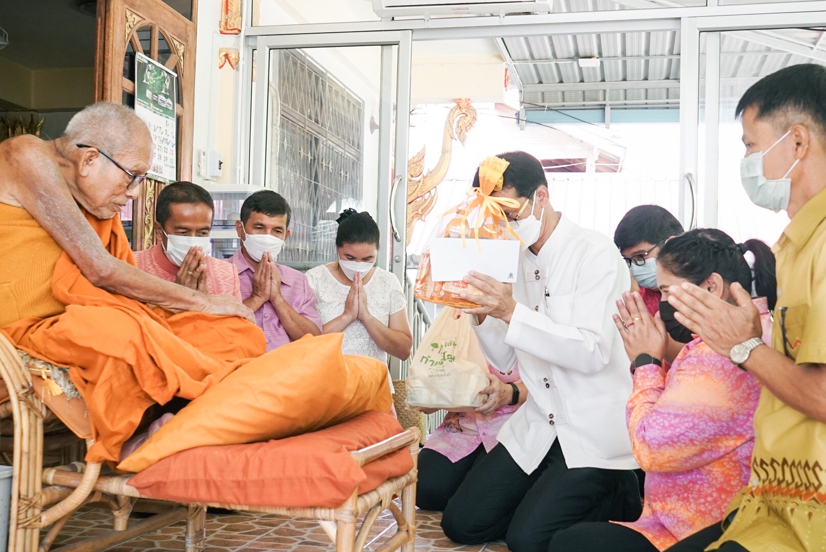 พช.สุราษฎร์ เข้ากราบนมัสการเกจิอาจารย์ชื่อดังของจังหวัดสุราษฎร์ธานี ทำพิธียันต์อักขระ