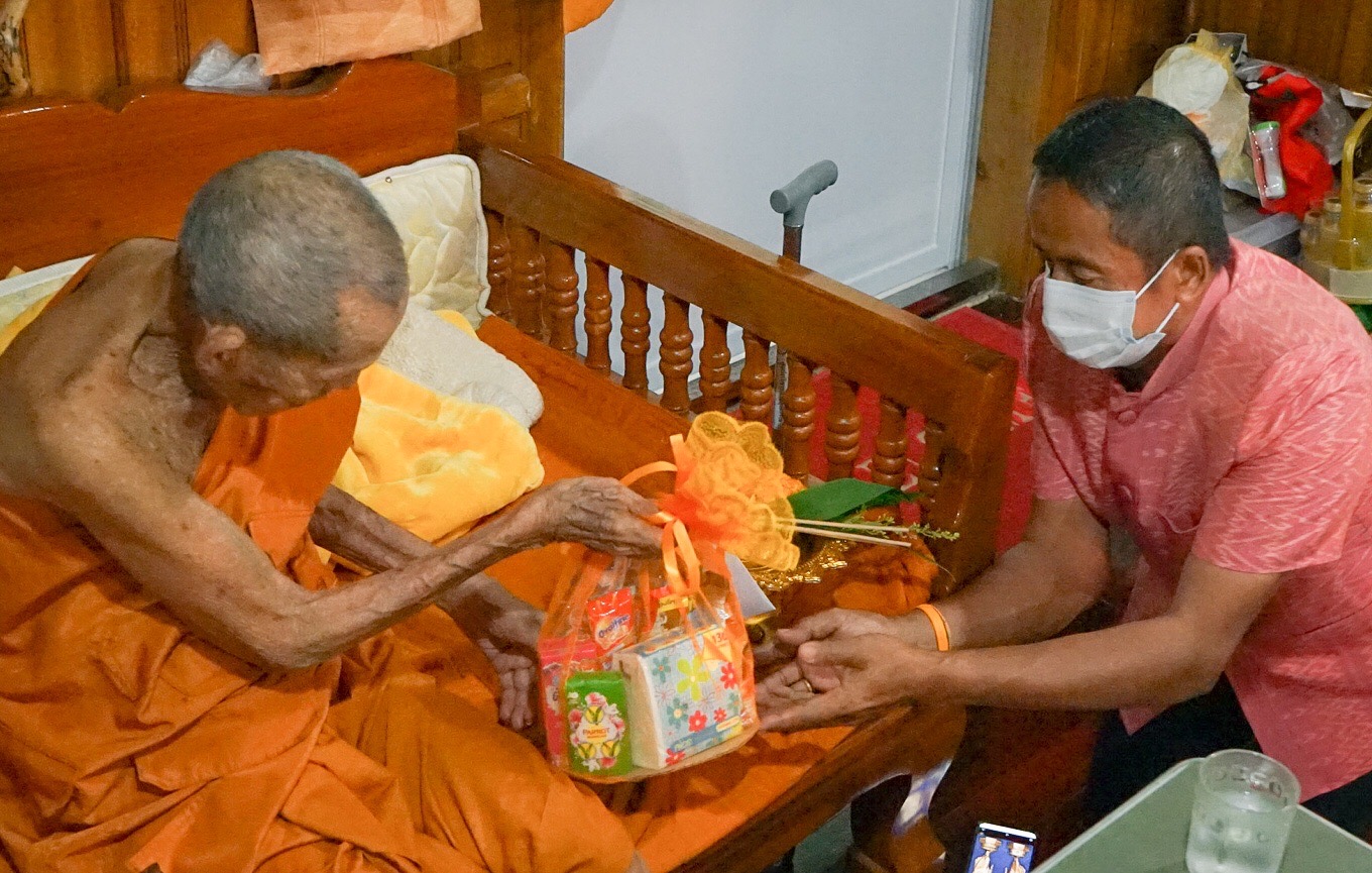 พช.สุราษฎร์ เข้ากราบนมัสการเกจิอาจารย์ชื่อดังของจังหวัดสุราษฎร์ธานี ทำพิธียันต์อักขระ