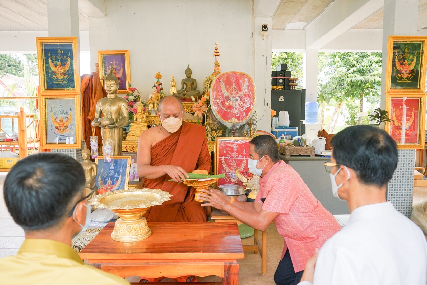 พช.สุราษฎร์ เข้ากราบนมัสการเกจิอาจารย์ชื่อดังของจังหวัดสุราษฎร์ธานี ทำพิธียันต์อักขระ