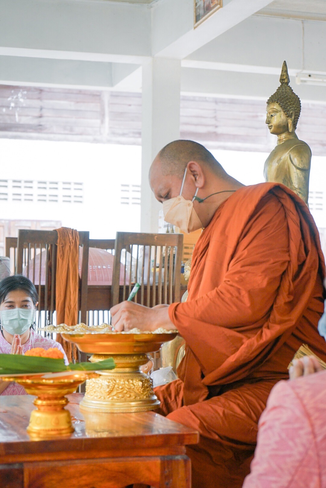 พช.สุราษฎร์ เข้ากราบนมัสการเกจิอาจารย์ชื่อดังของจังหวัดสุราษฎร์ธานี ทำพิธียันต์อักขระ